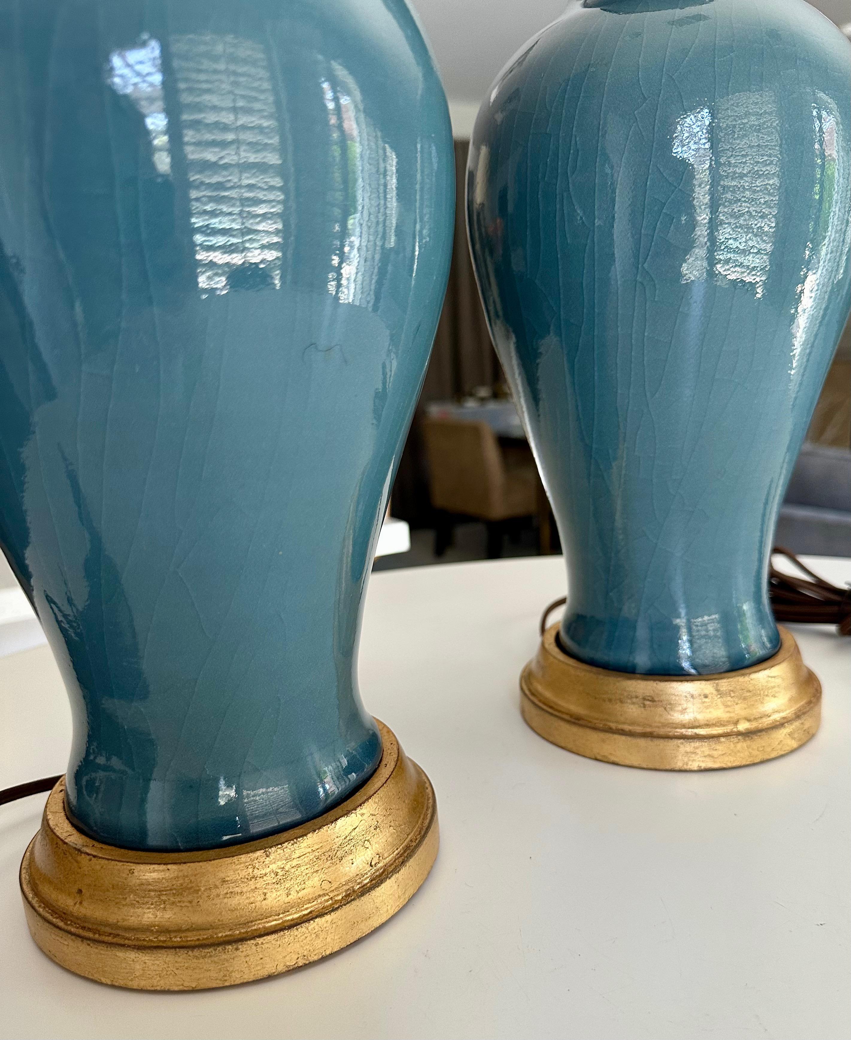 Paire de lampes de table asiatiques en porcelaine bleu grisâtre en vente 11