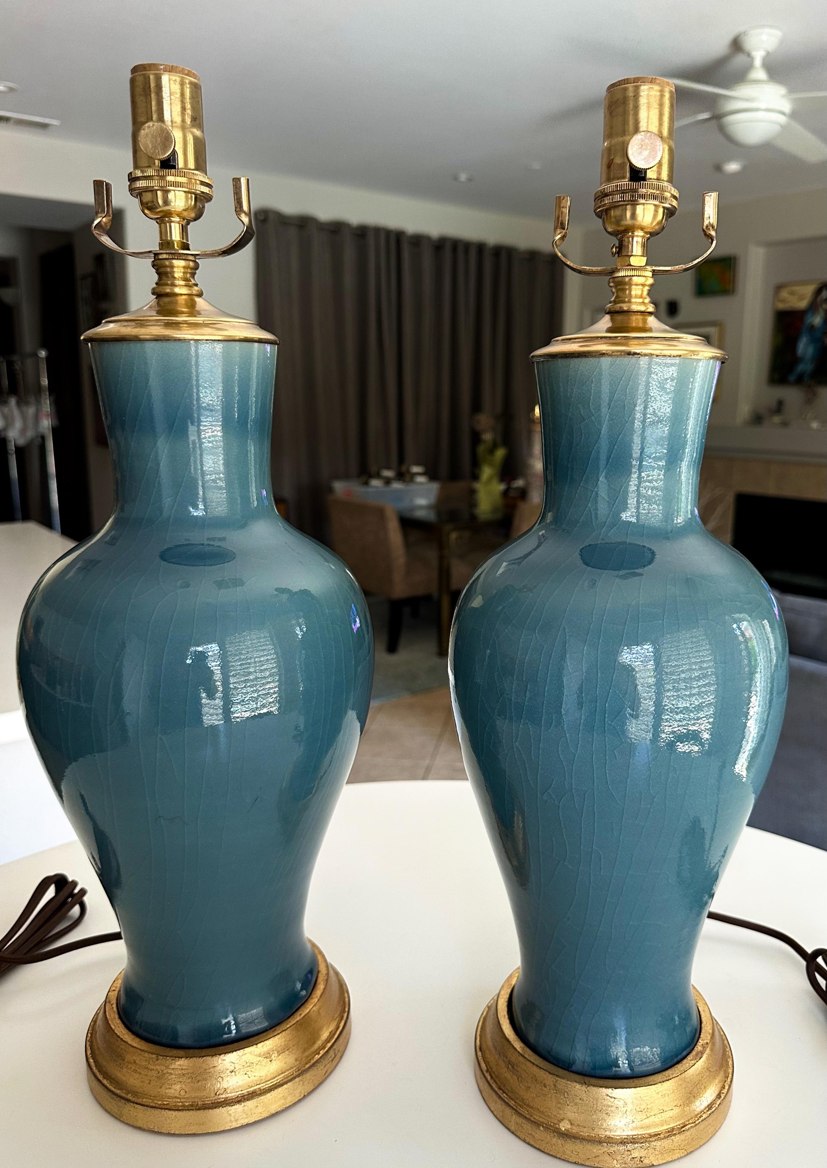Paire de lampes de table asiatiques en porcelaine bleu grisâtre en vente 12