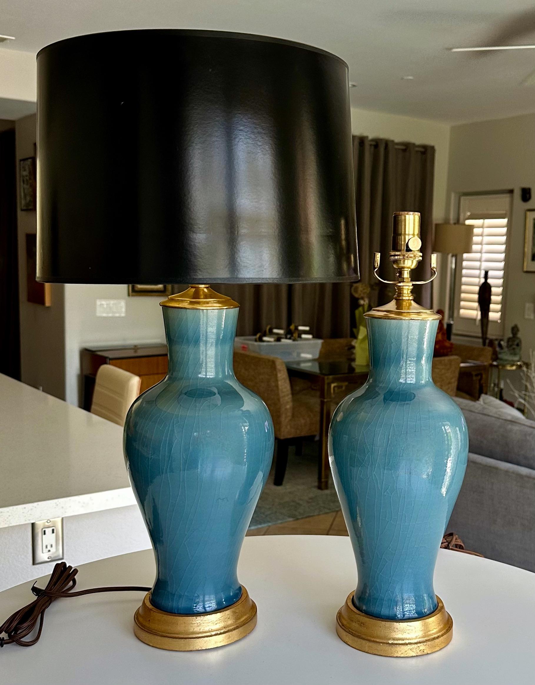 Paire de lampes de table asiatiques en porcelaine bleu grisâtre en vente 13