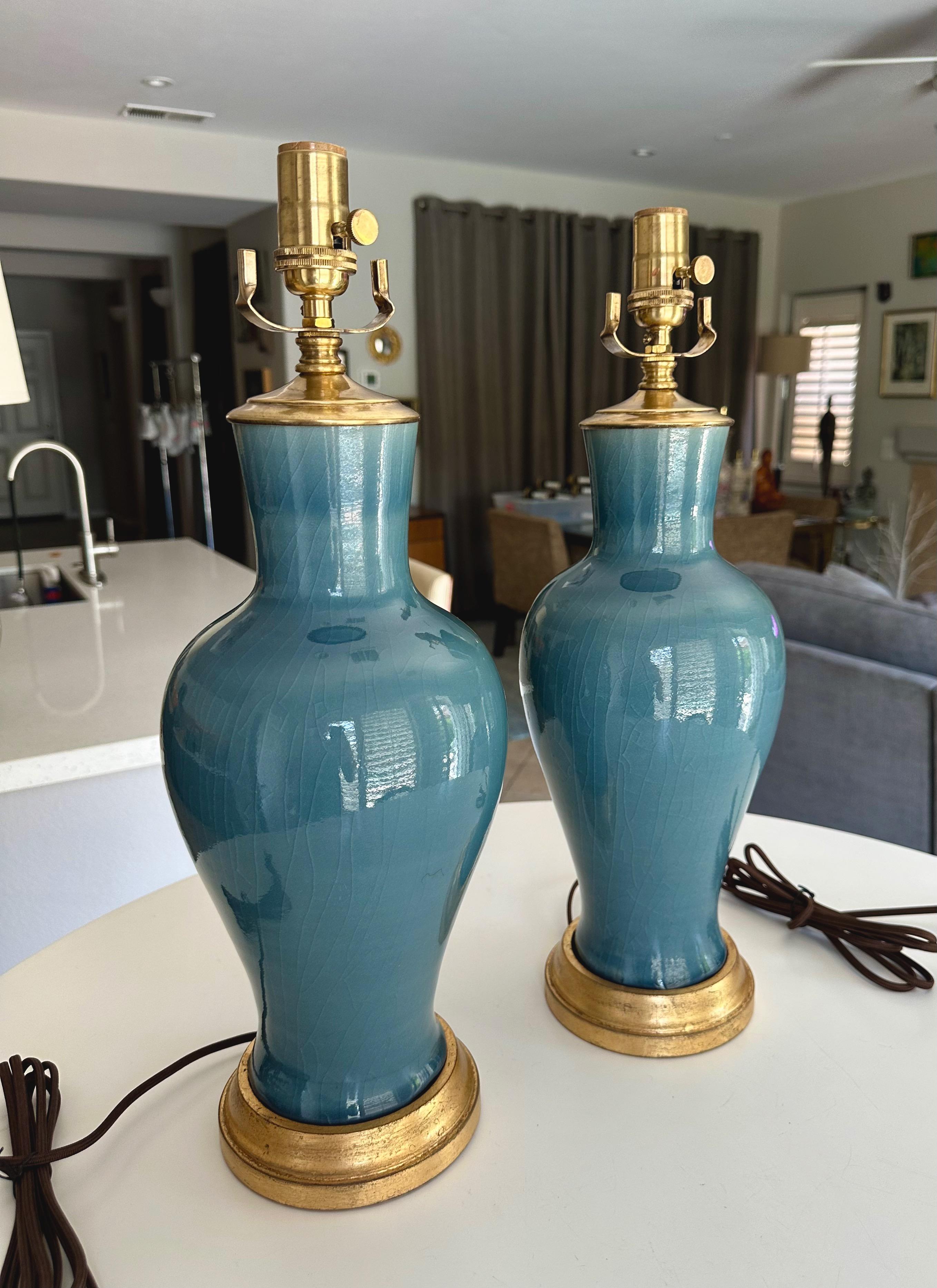 Chinois Paire de lampes de table asiatiques en porcelaine bleu grisâtre en vente