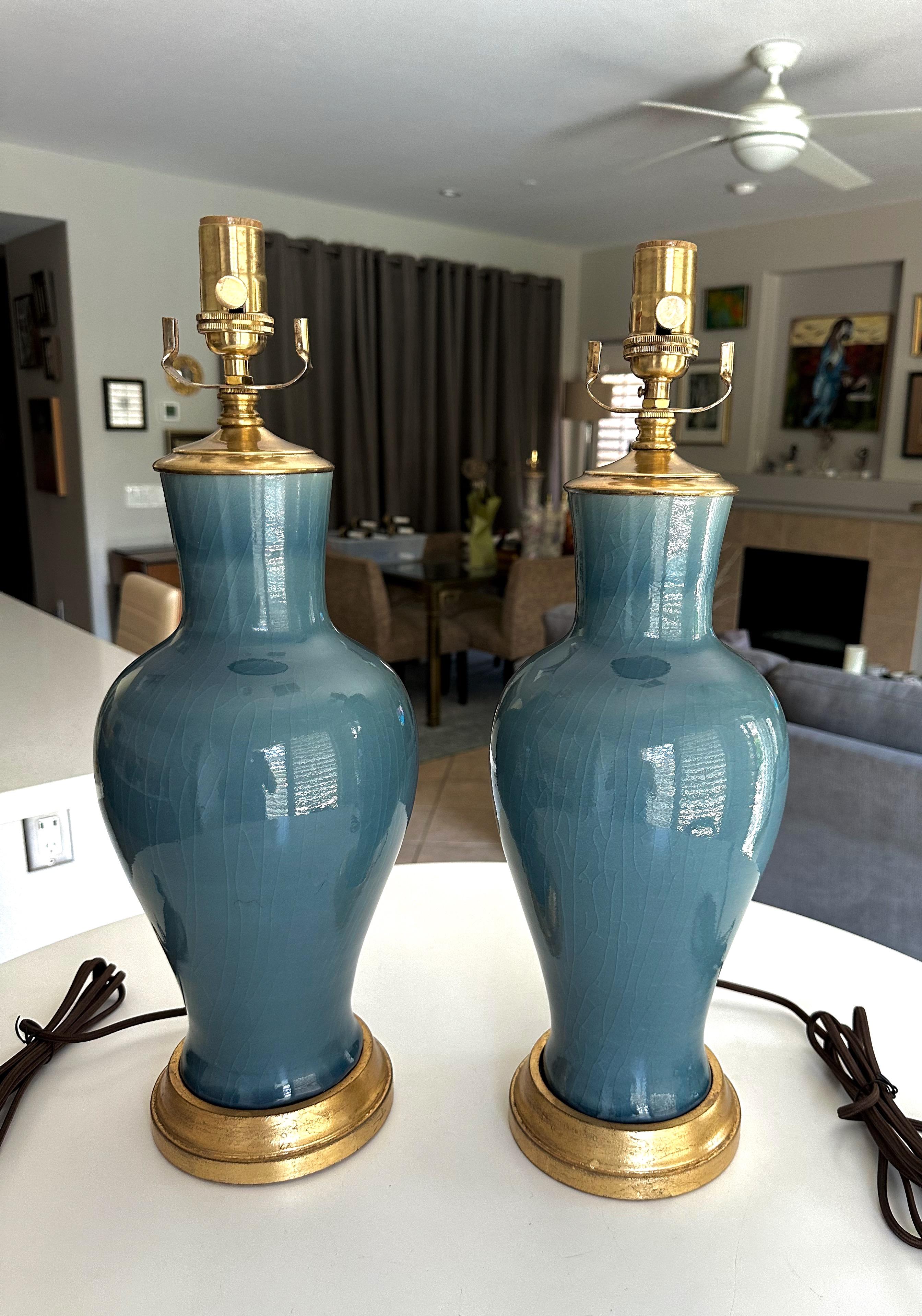 Paire de lampes de table asiatiques en porcelaine bleu grisâtre Bon état - En vente à Palm Springs, CA