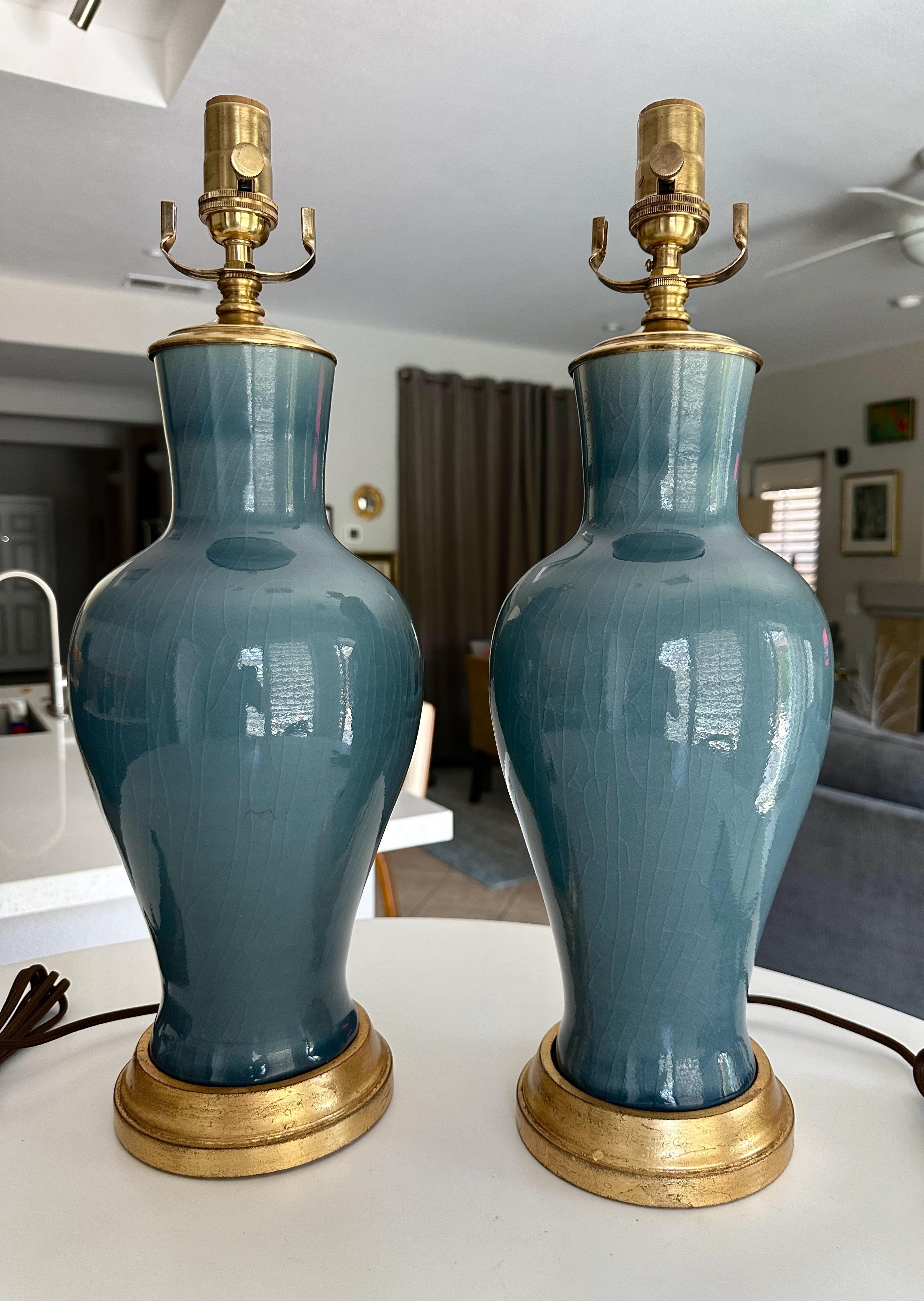 Milieu du XXe siècle Paire de lampes de table asiatiques en porcelaine bleu grisâtre en vente