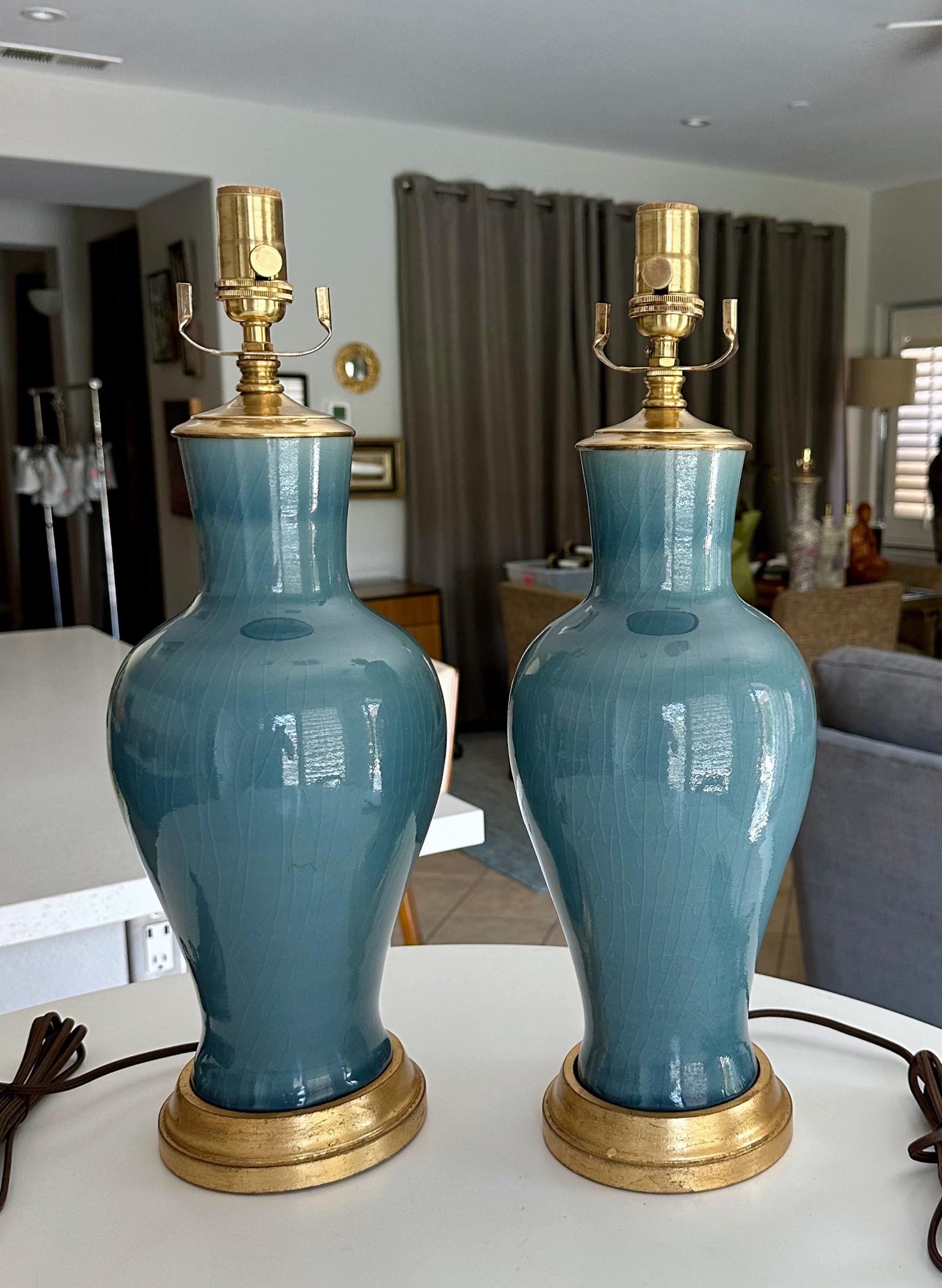 Laiton Paire de lampes de table asiatiques en porcelaine bleu grisâtre en vente