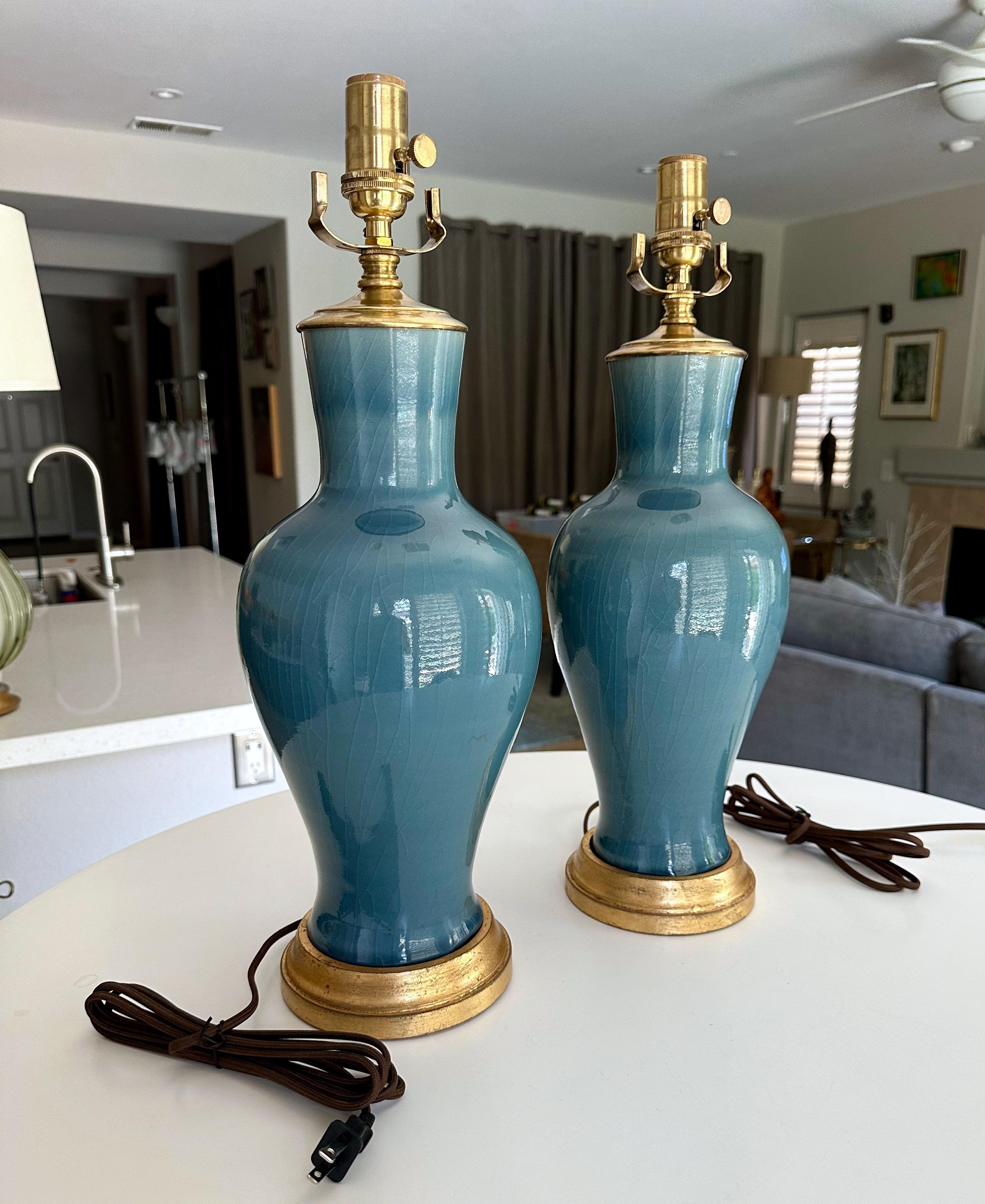 Paire de lampes de table asiatiques en porcelaine bleu grisâtre en vente 1