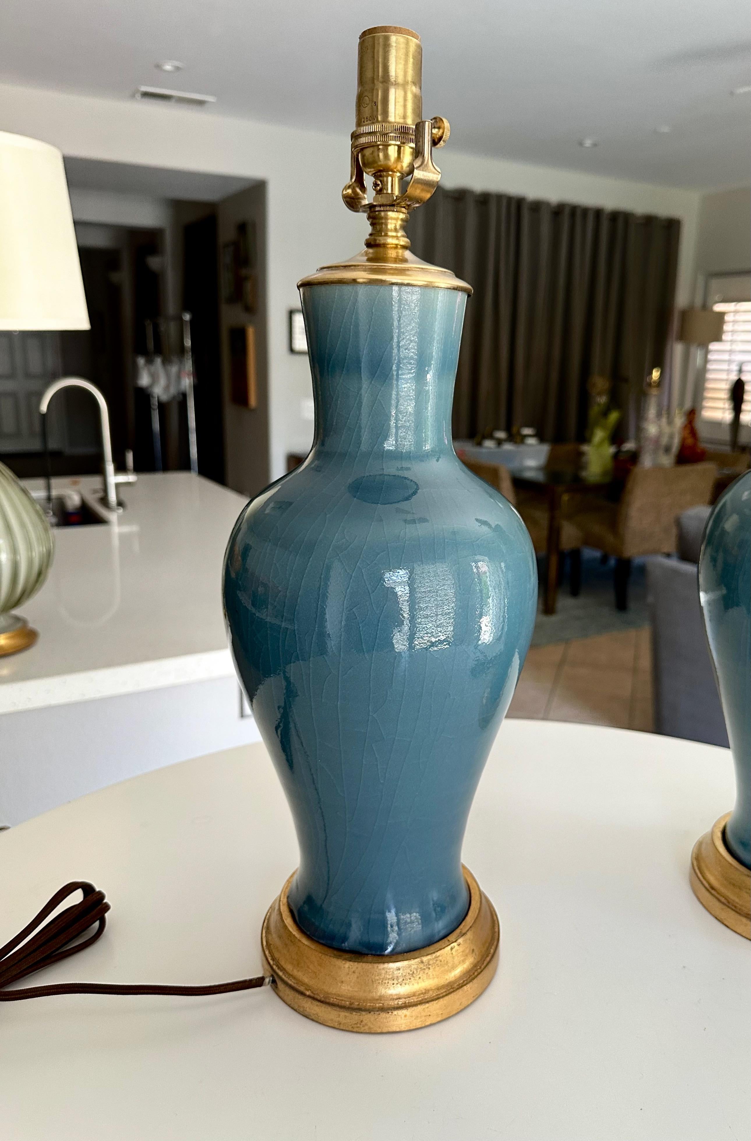 Paire de lampes de table asiatiques en porcelaine bleu grisâtre en vente 3