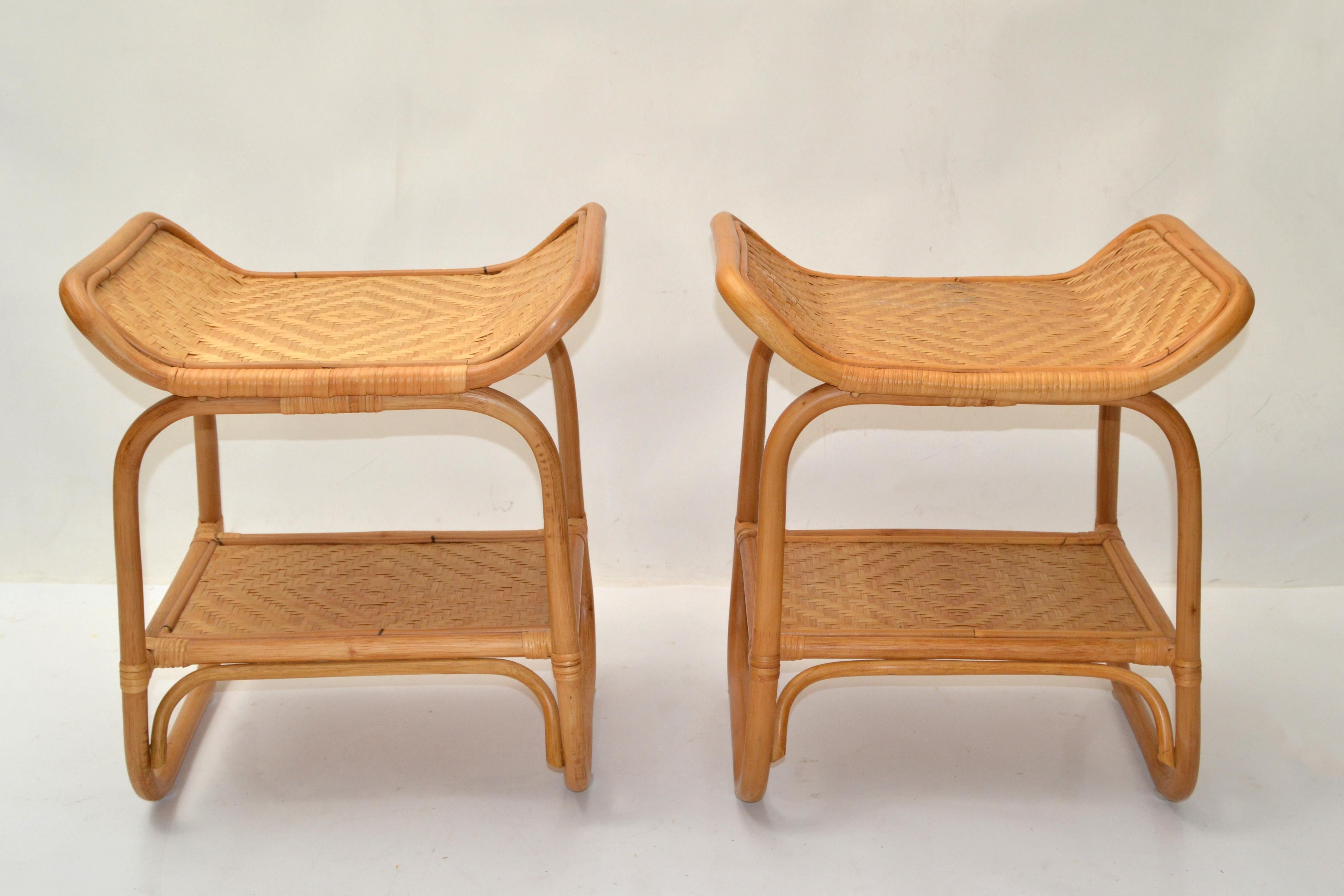 Nous vous proposons une paire de tables d'appoint, de canapé, de table d'appoint ou de table de chevet en osier, rotin et bambou tressé à la main de style asiatique moderne à deux niveaux.
Idéal pour votre véranda en Floride et pour recevoir des