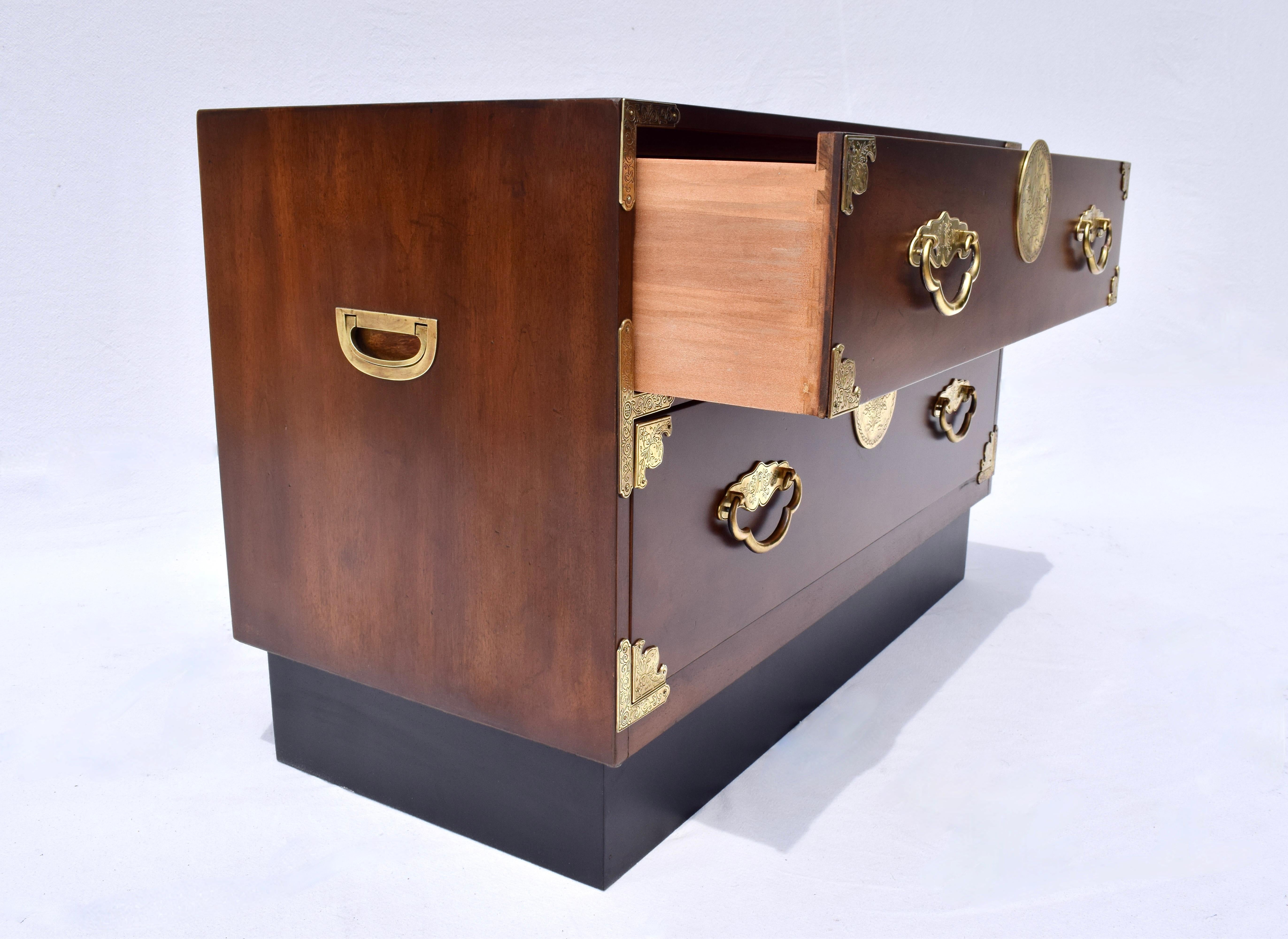 Coppia di cassapanche da campagna in noce Asian Modern Style Henredon, anni '70 in vendita 5