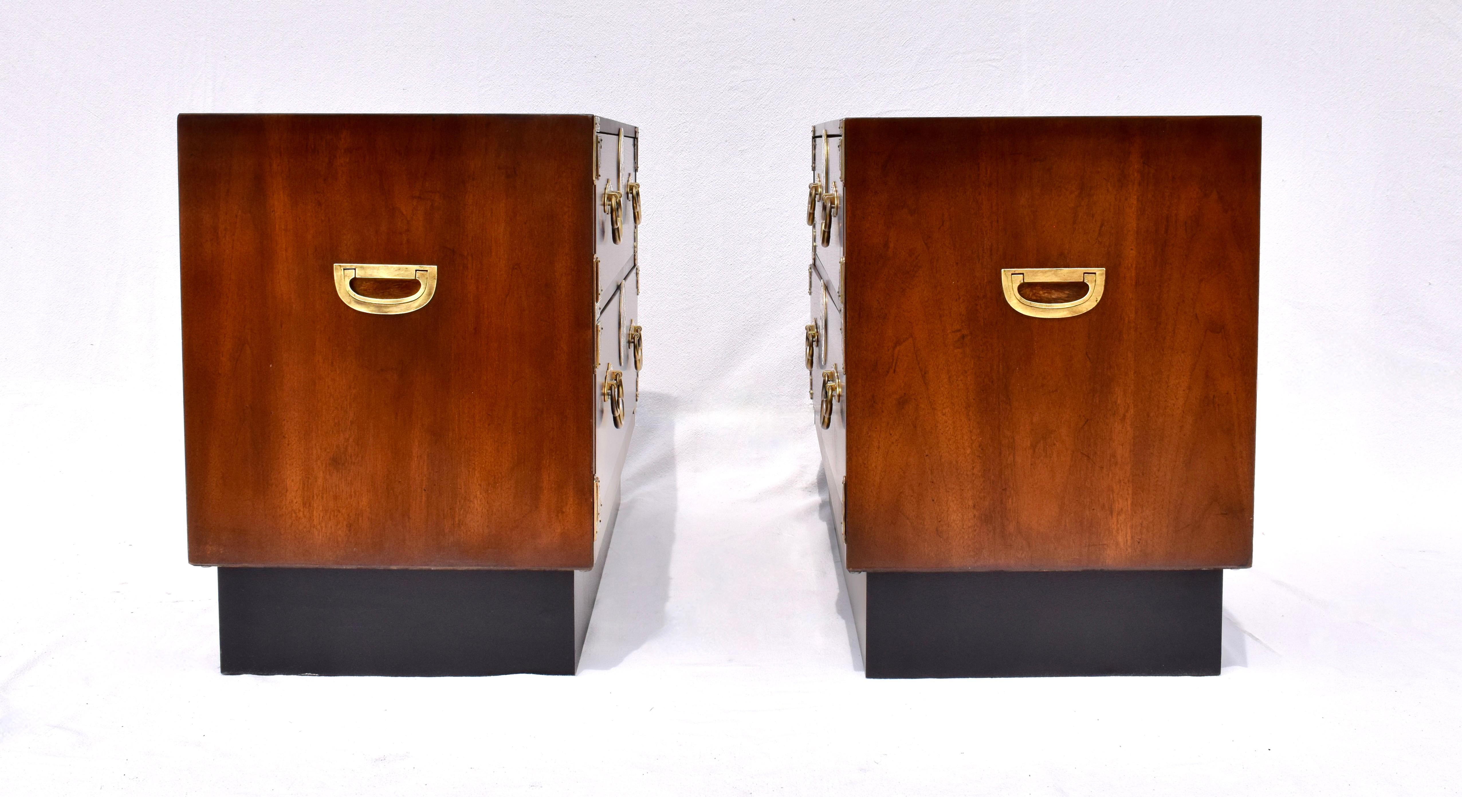 Ottone Coppia di cassapanche da campagna in noce Asian Modern Style Henredon, anni '70 in vendita