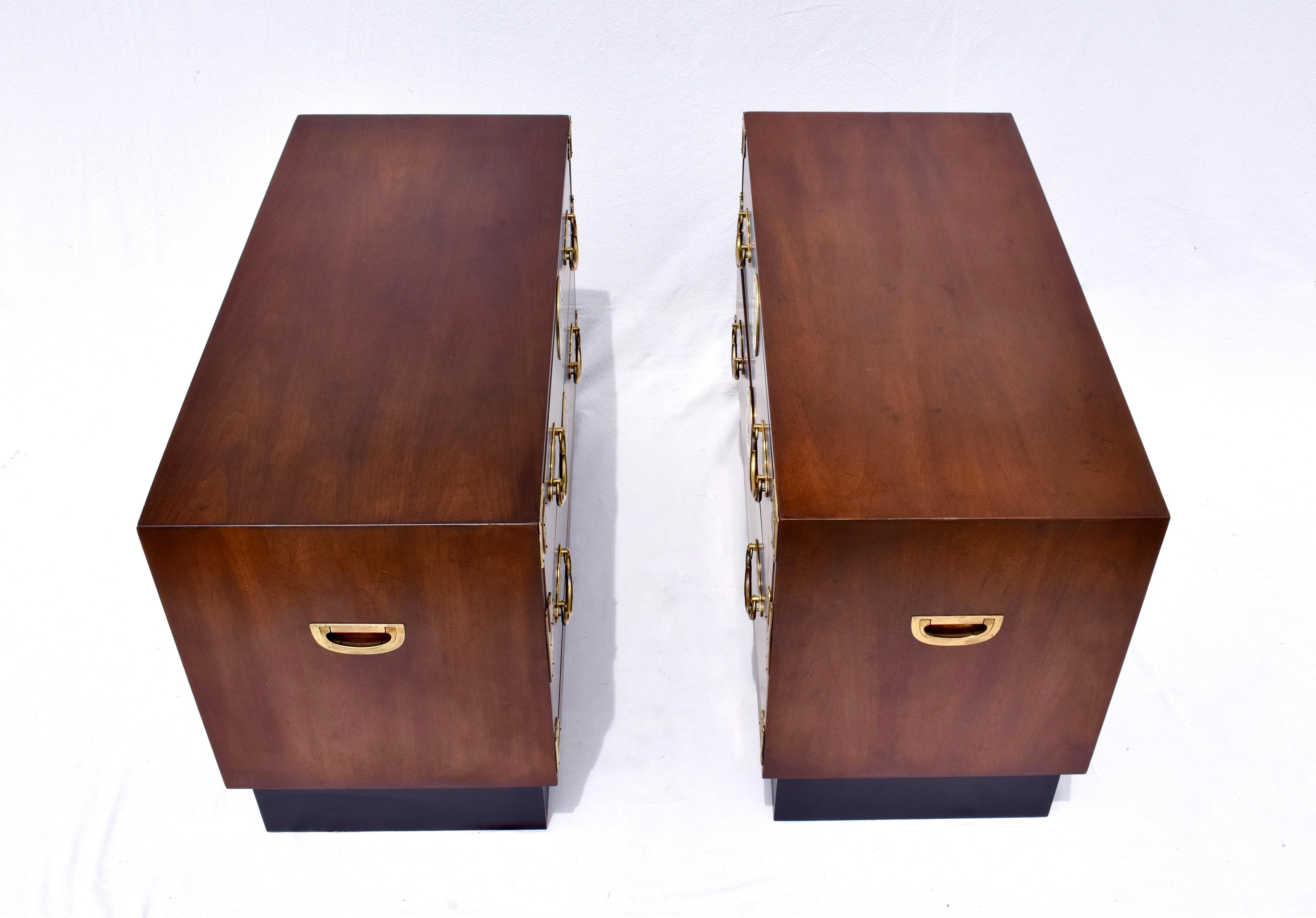 Coppia di cassapanche da campagna in noce Asian Modern Style Henredon, anni '70 in vendita 1