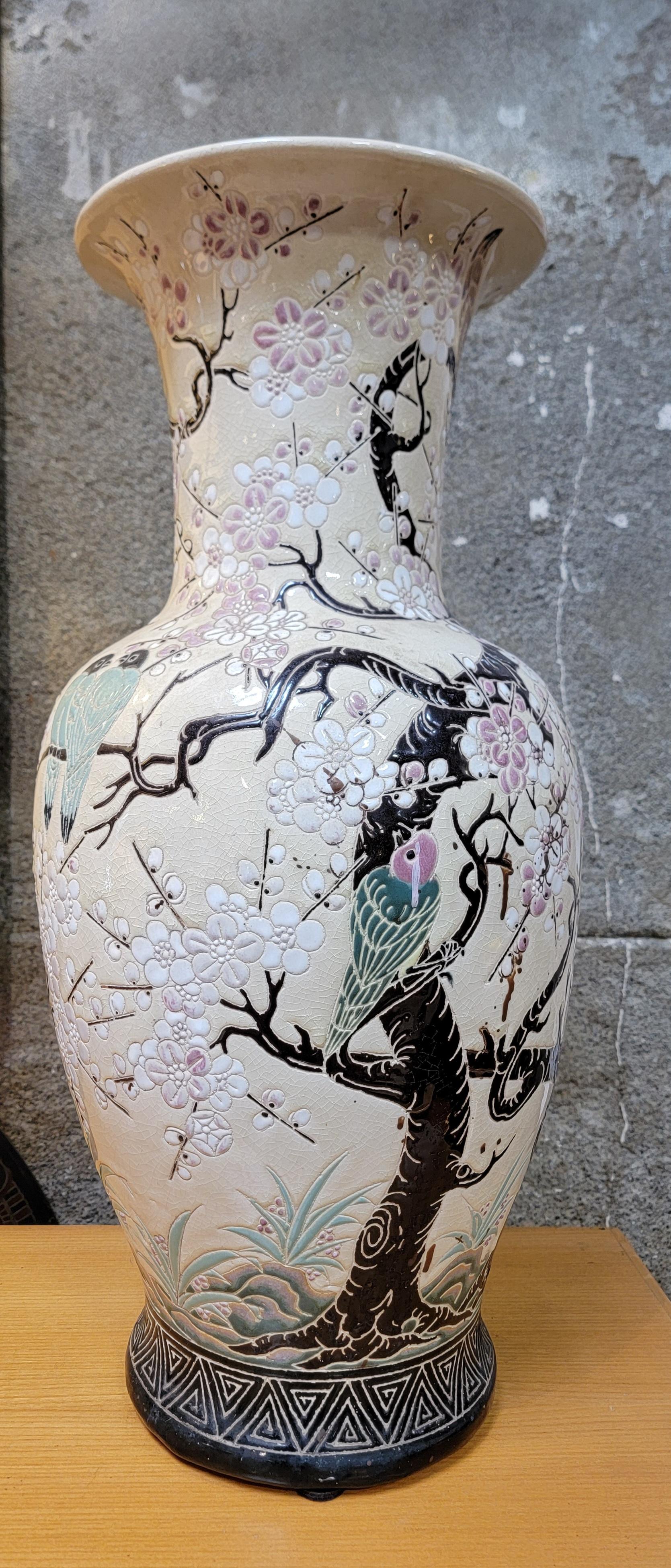 Coppia di giardinieri asiatici da terra in ceramica Uccelli In condizioni buone a Fulton, CA