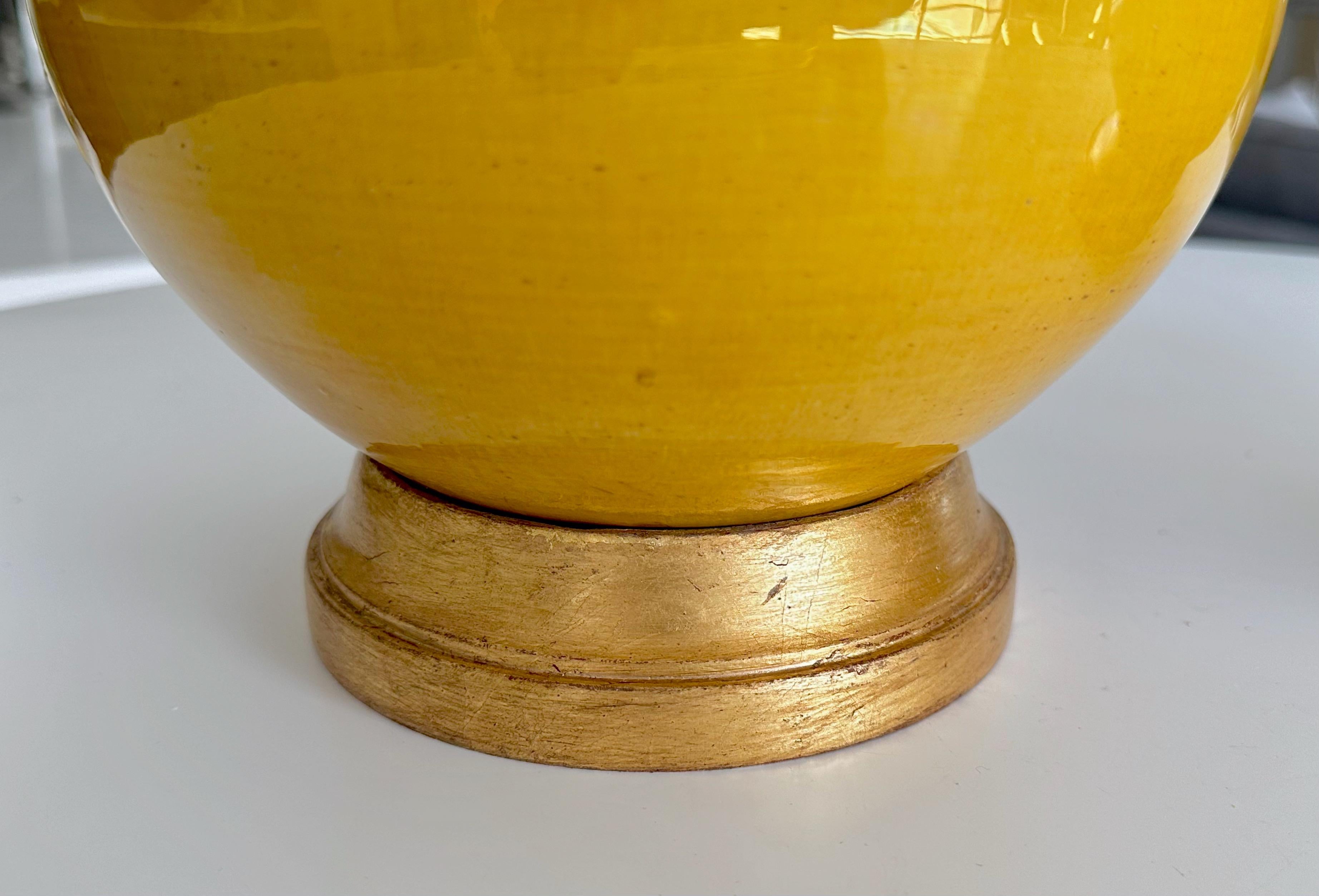 Paire de lampes de table en porcelaine jaune vif de style Asian Style en vente 4