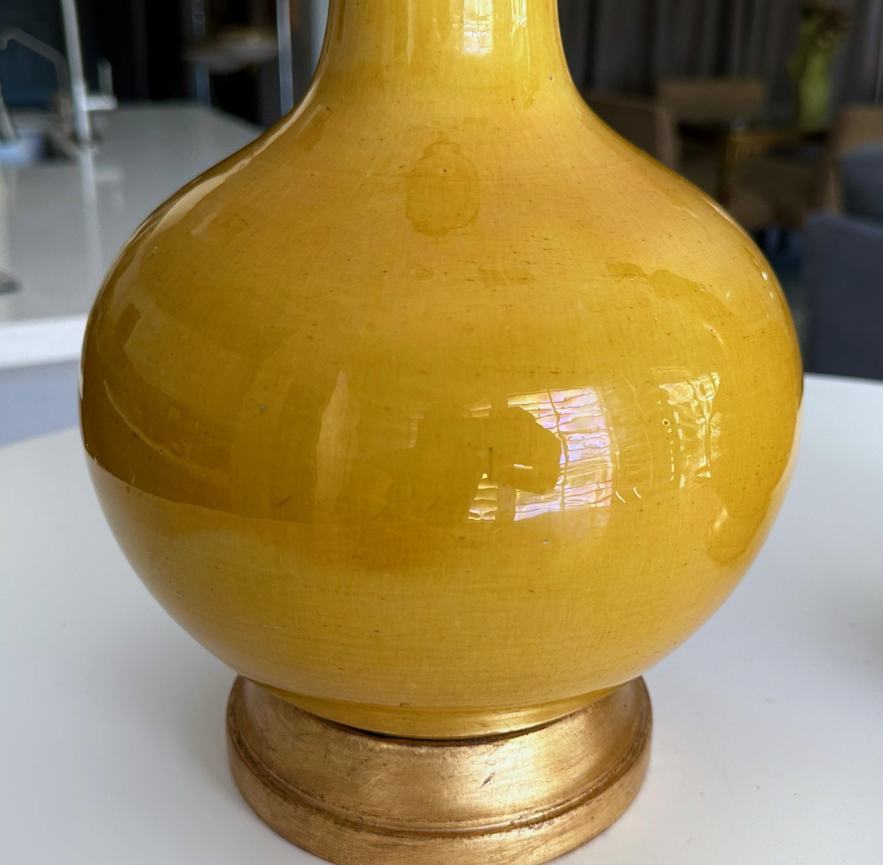 Paire de lampes de table en porcelaine jaune vif de style Asian Style en vente 9
