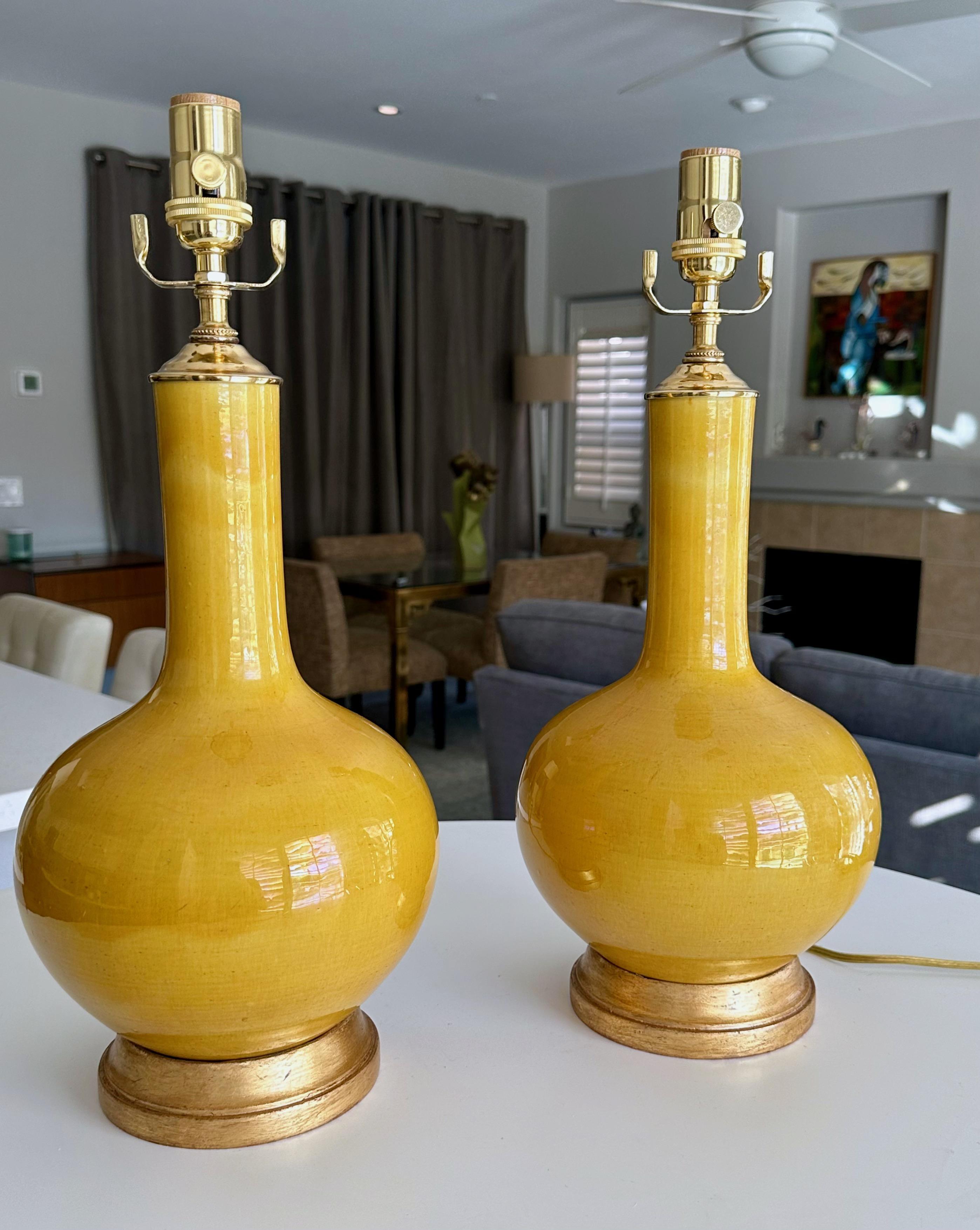 Paire de lampes de table en porcelaine jaune vif de style Asian Style Bon état - En vente à Palm Springs, CA