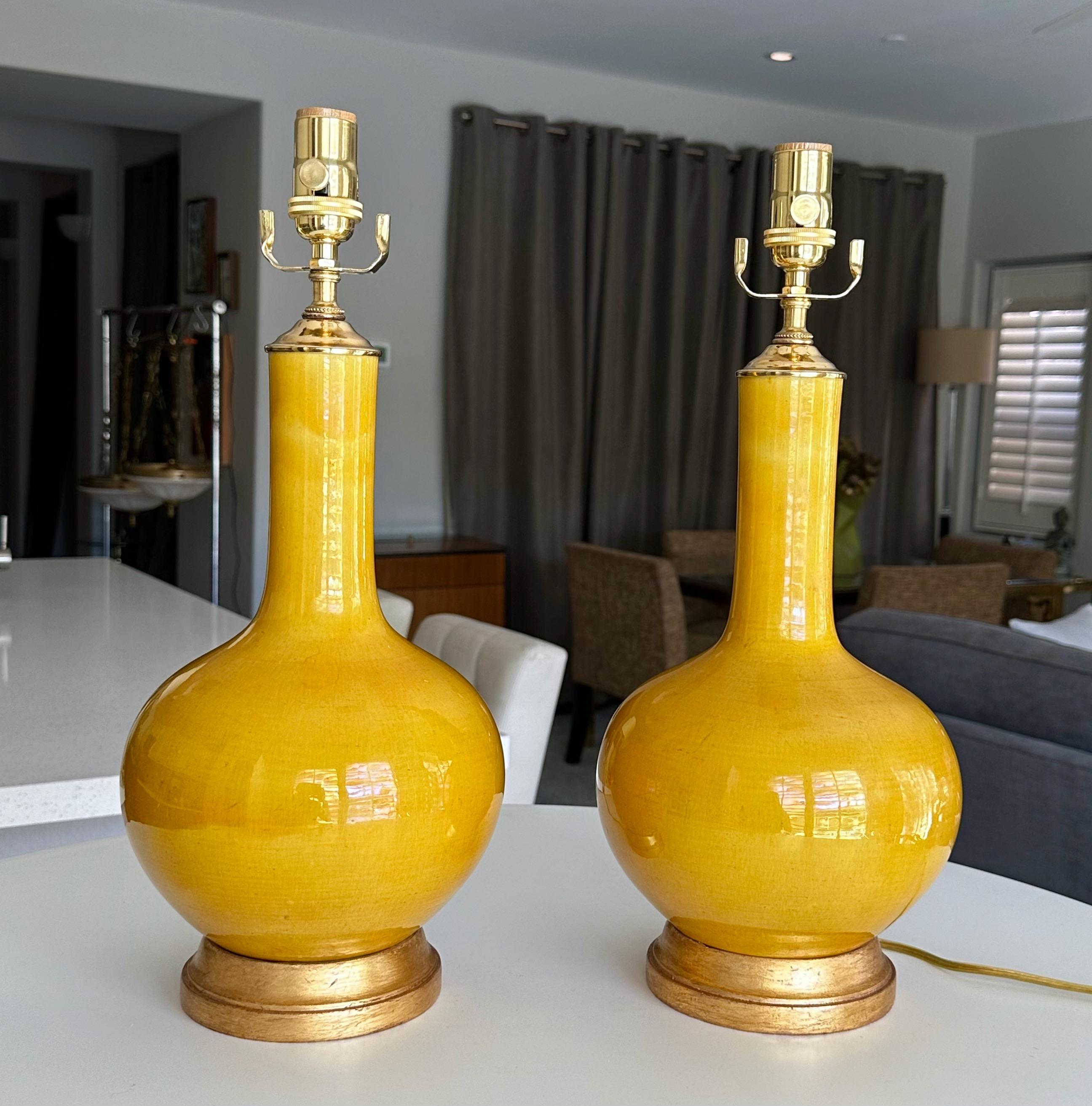 Laiton Paire de lampes de table en porcelaine jaune vif de style Asian Style en vente