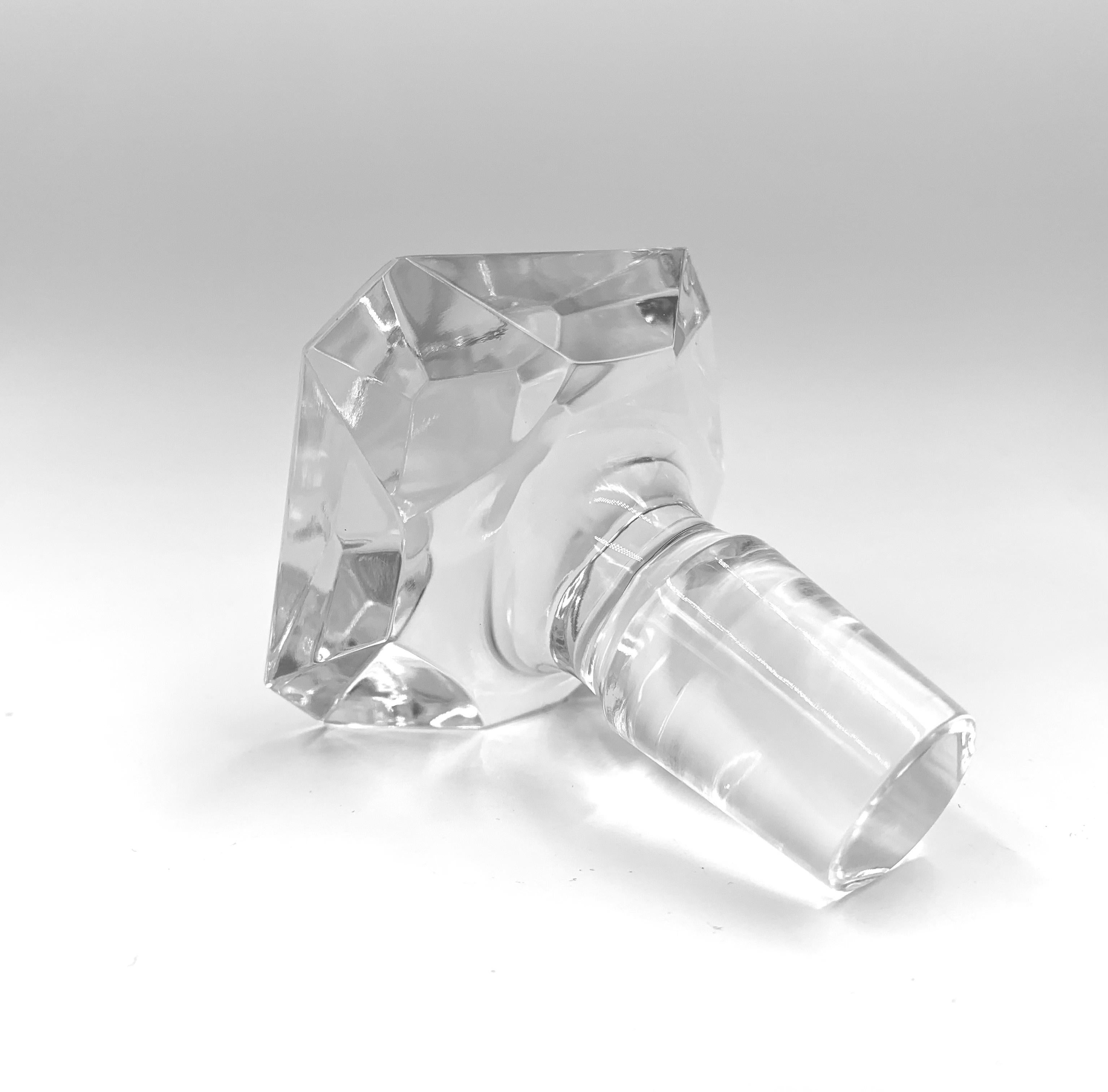 Mid-Century Modern Paire de carafes à whisky asymétriques MCM Baccarat Crystal, 20ème siècle en vente