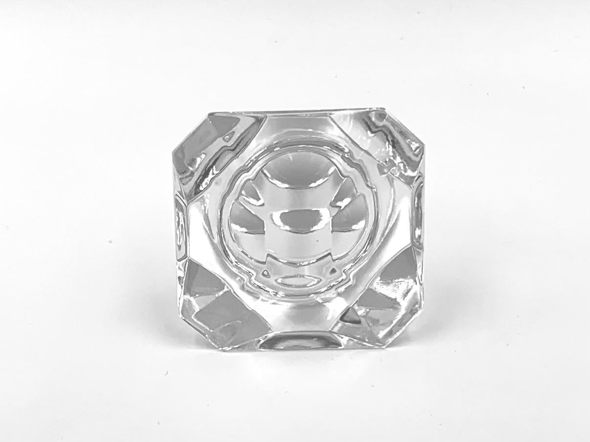 Ein Paar asymmetrische MCM Baccarat-Kristall-Whiskey-Dekanter aus Kristall, 20. Jahrhundert (Französisch) im Angebot