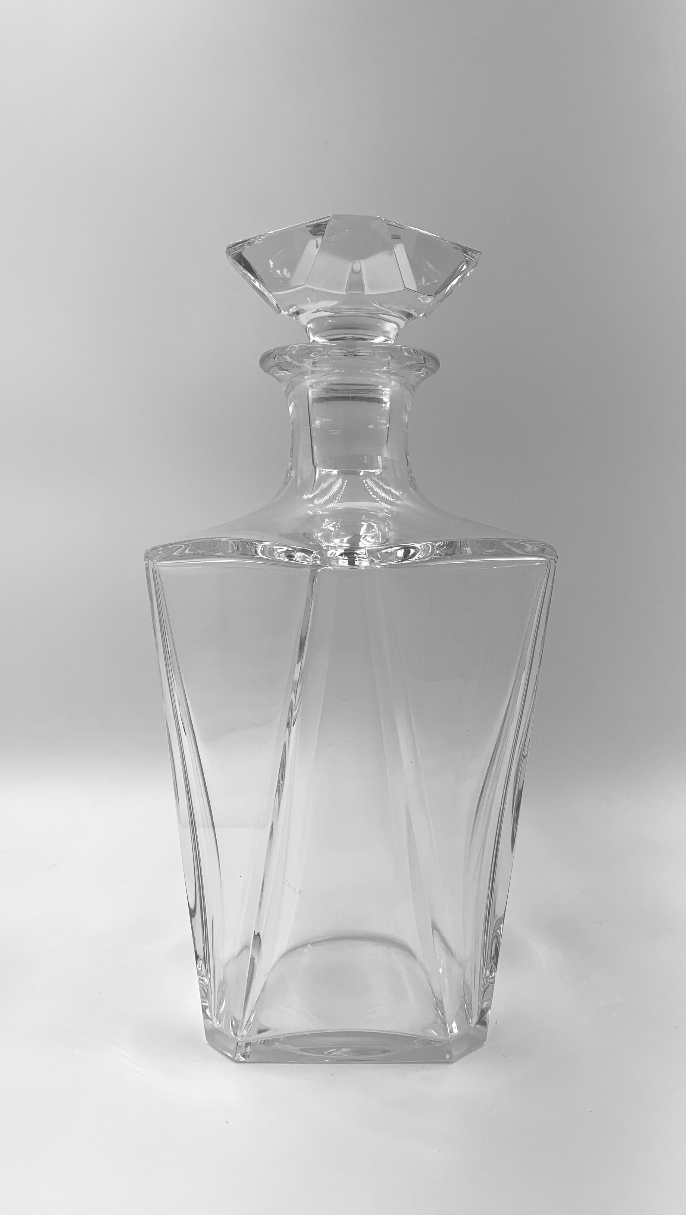 Paire de carafes à whisky asymétriques MCM Baccarat Crystal, 20ème siècle Bon état - En vente à New York, NY