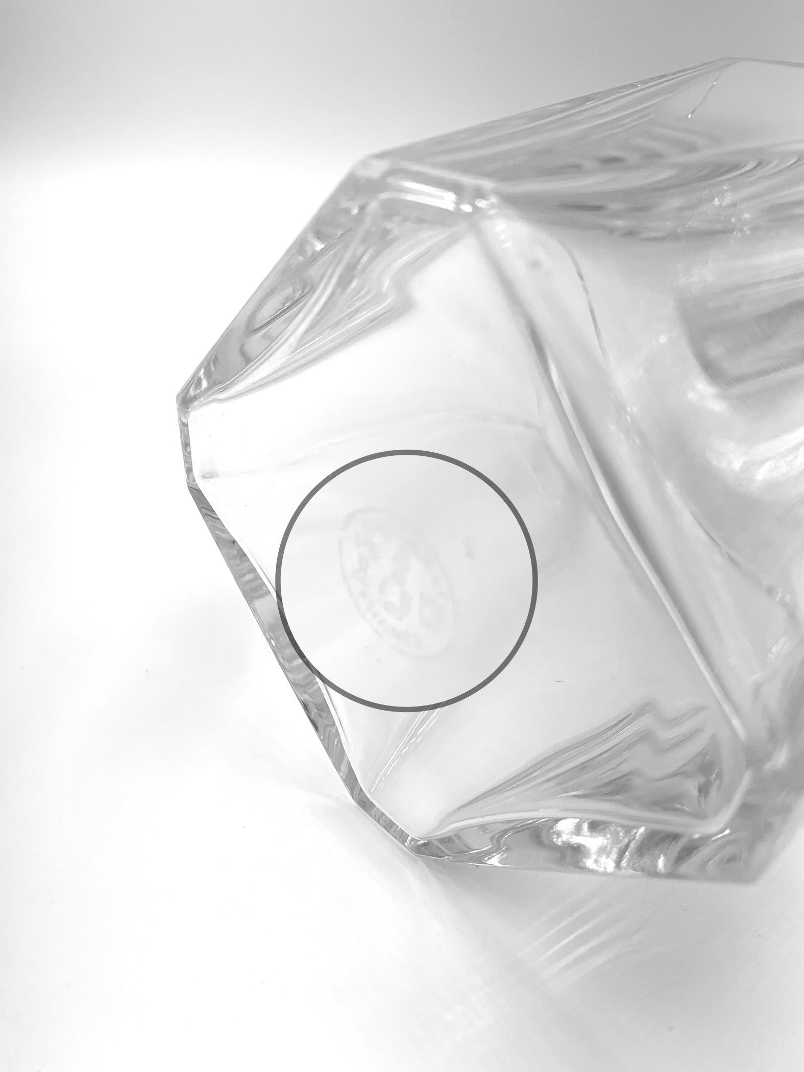 Cristal Paire de carafes à whisky asymétriques MCM Baccarat Crystal, 20ème siècle en vente
