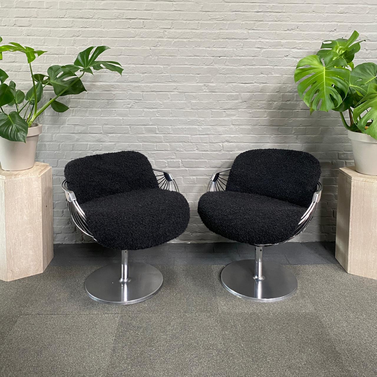 Erstaunlich & Elegantes Lounge-Set.
Entworfen von dem belgischen Industriedesigner Rudi Verelst für Novalux.

Die 2 drehbaren Lounge-Sessel haben eine sehr ausgeprägte und ikonische verchromte Drahtrahmen-Schalenstruktur, die immer noch in einem