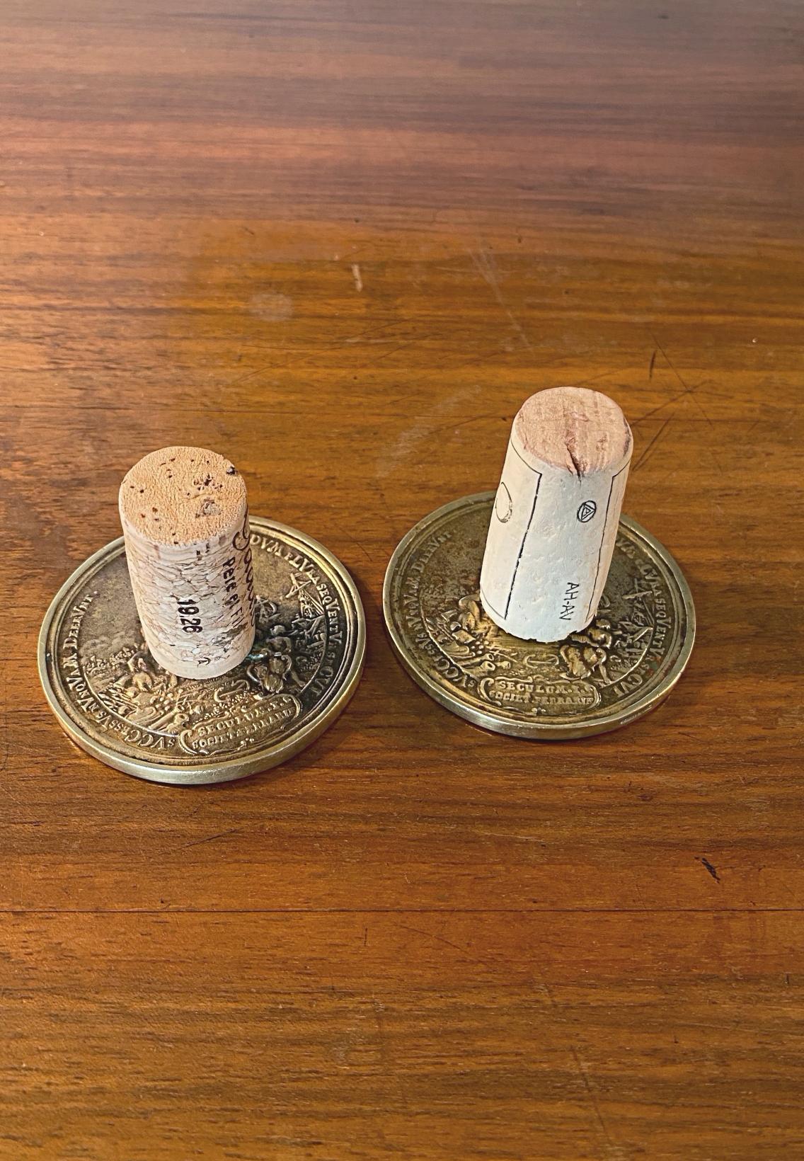 Autrichien Paire de bouchons de bouteille en laiton pour pièces de monnaie Aubck, milieu du siècle, années 1950, Autriche en vente