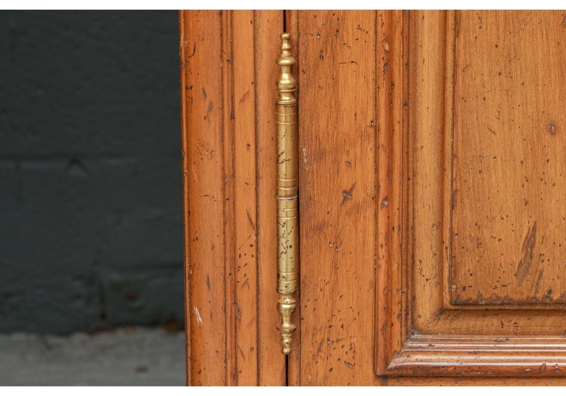 Ein Paar von Twin Provincial Französisch Stil mittlere Größe Armoire aus dem großen Französisch Maker Auffray. Hohe, elegante Formen im Stil des 18. Jh. aus honigfarbenem Holz in antikisierter Ausführung. Die geformte Kammleiste über einem