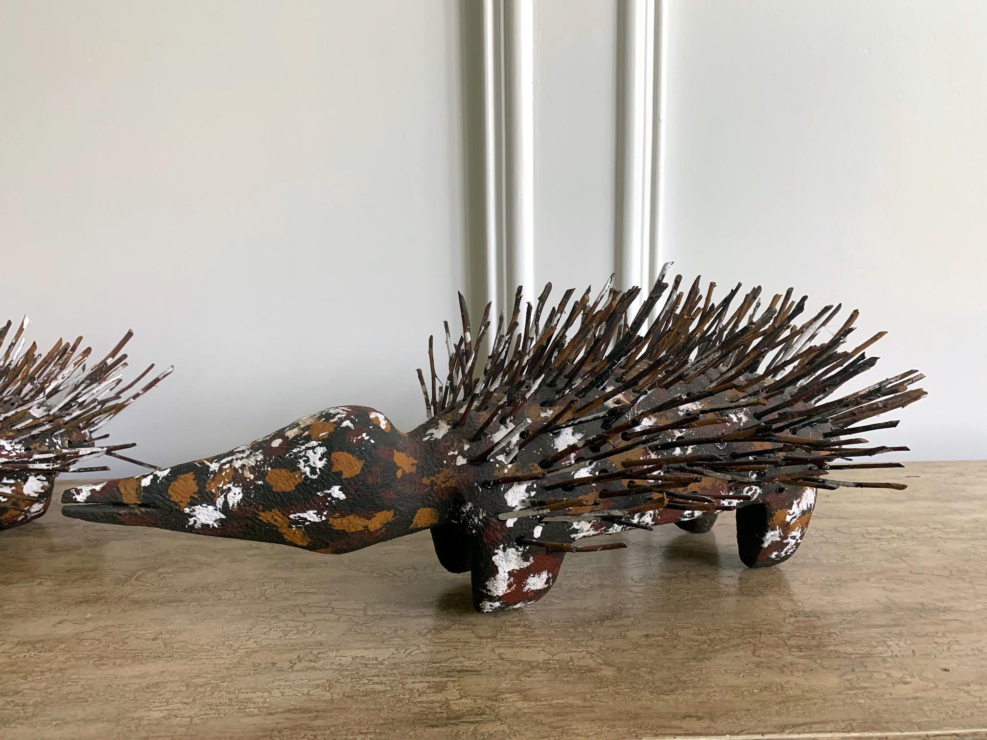 Artisanat Paire de sculptures aborigènes australiennes en bois Echidna en vente