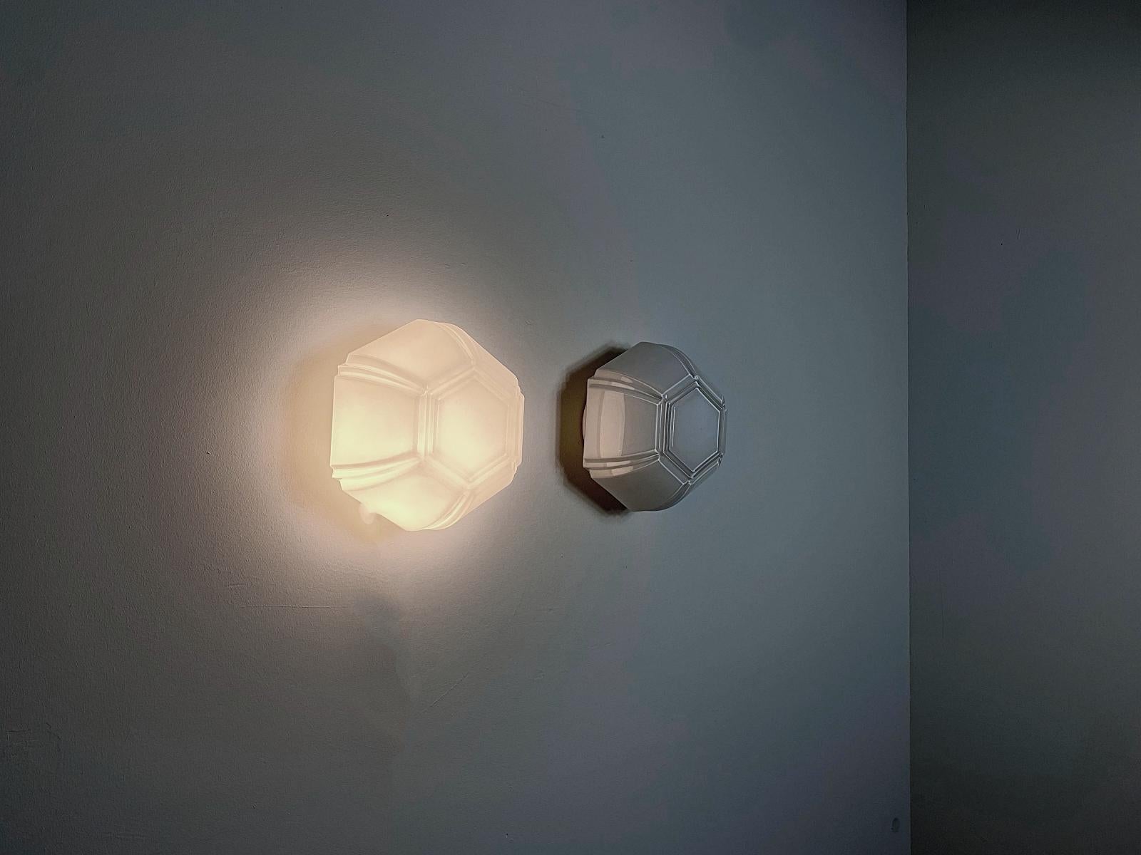 Paar große österreichische Opalglas-Leuchten, 1950er Jahre, Österreich (20. Jahrhundert) im Angebot