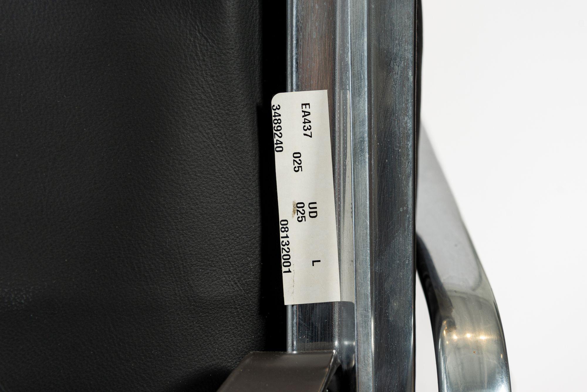 Pair Authentic Eames Herman Miller Tall Black Leather Office Chairs 2001 im Angebot 3