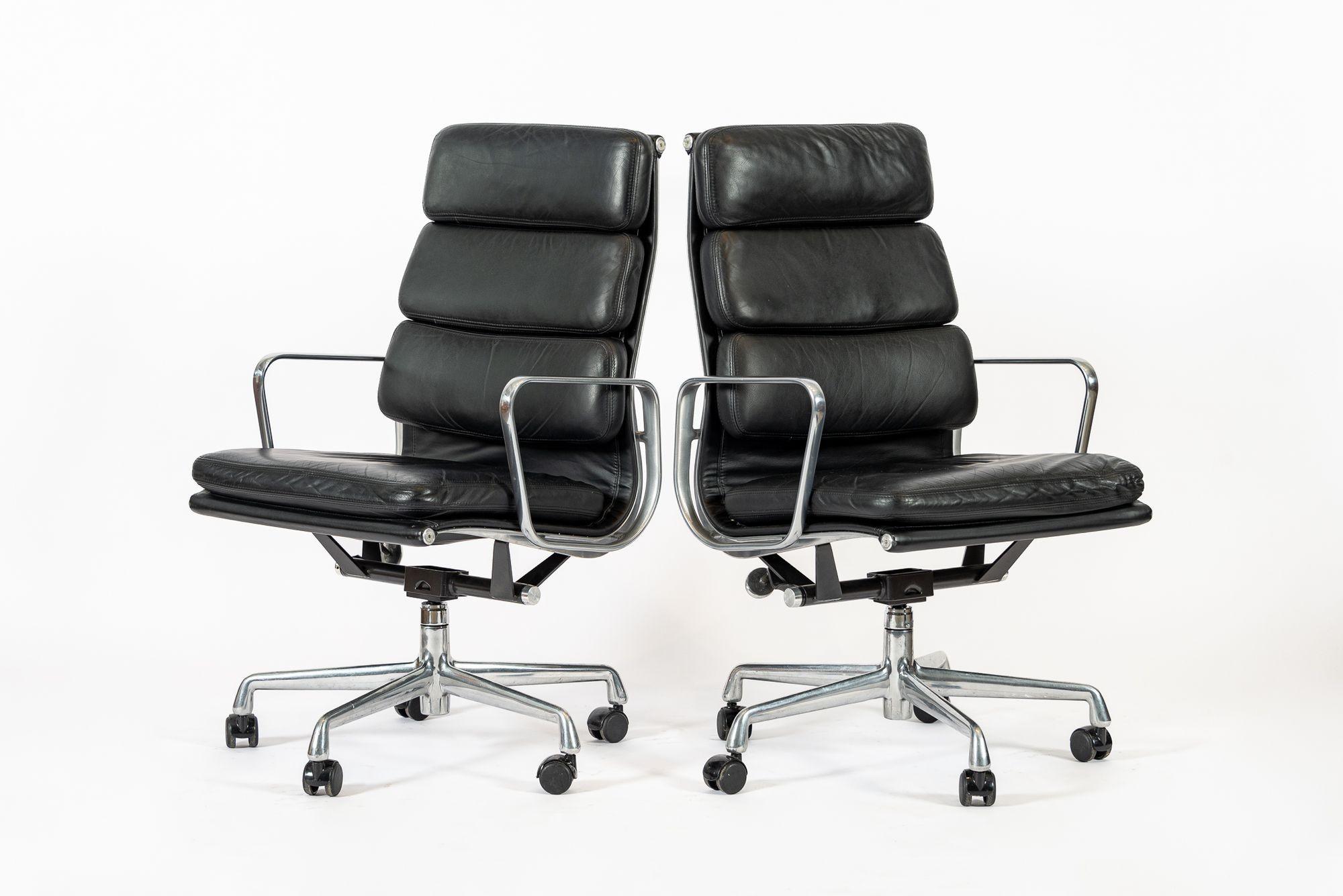Pareja de auténticas sillas de oficina Eames Herman Miller altas de cuero negro 2001 Moderno de mediados de siglo en venta
