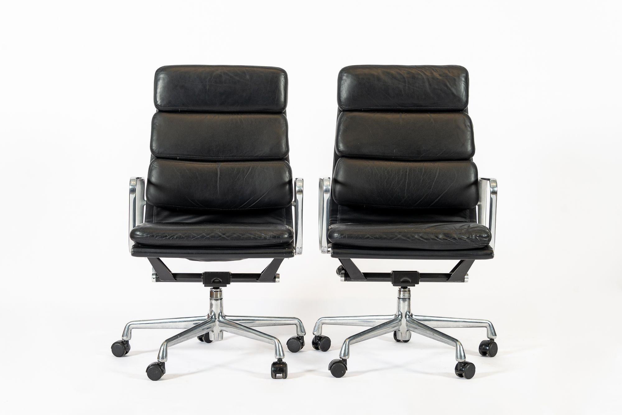 Pareja de auténticas sillas de oficina Eames Herman Miller altas de cuero negro 2001 en Bueno estado para la venta en Detroit, MI