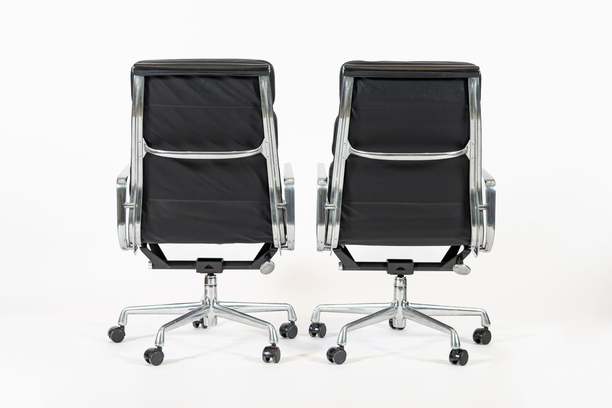 Pareja de auténticas sillas de oficina Eames Herman Miller altas de cuero negro 2001 Siglo XXI y contemporáneo en venta