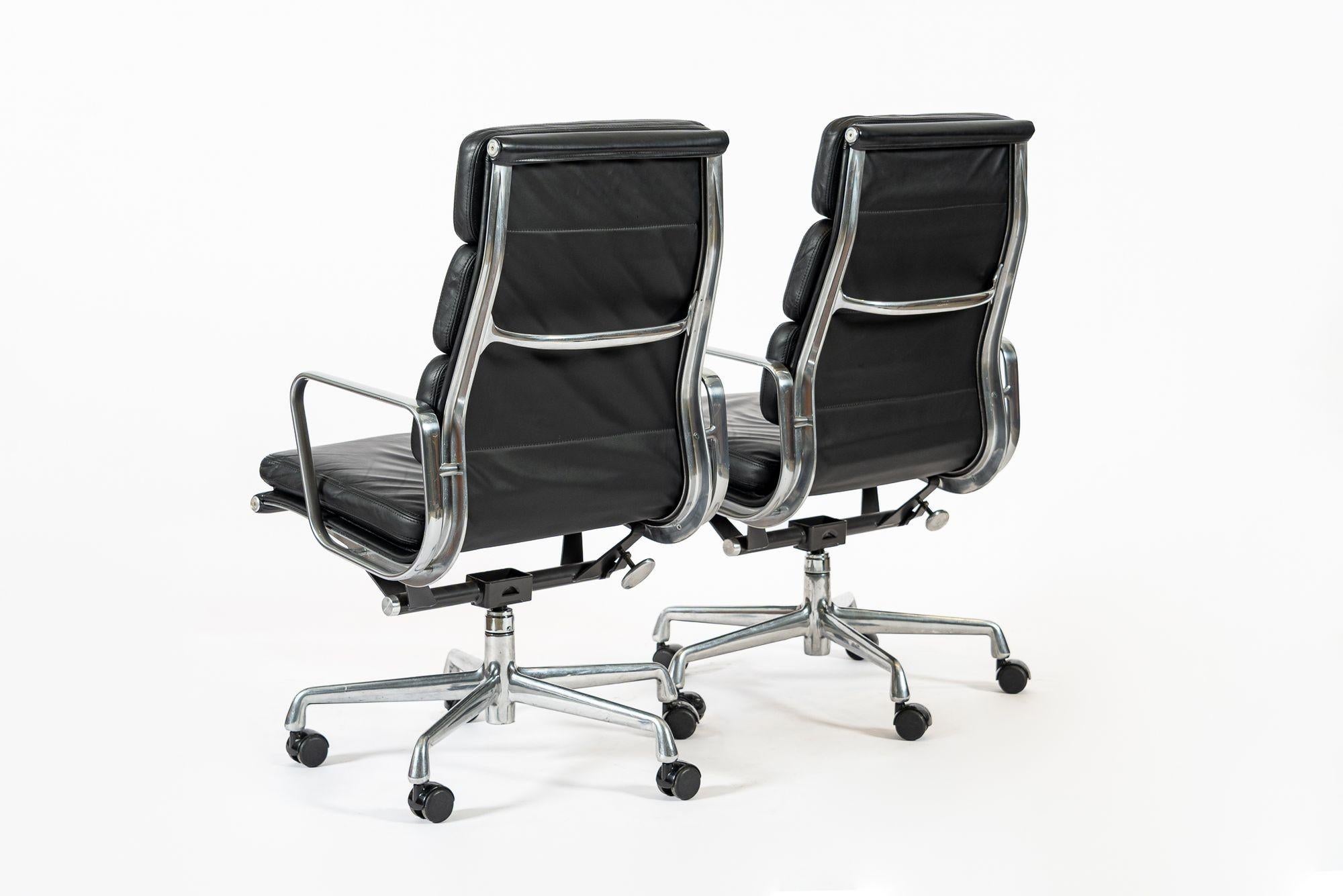Pair Authentic Eames Herman Miller Tall Black Leather Office Chairs 2001 im Angebot 1