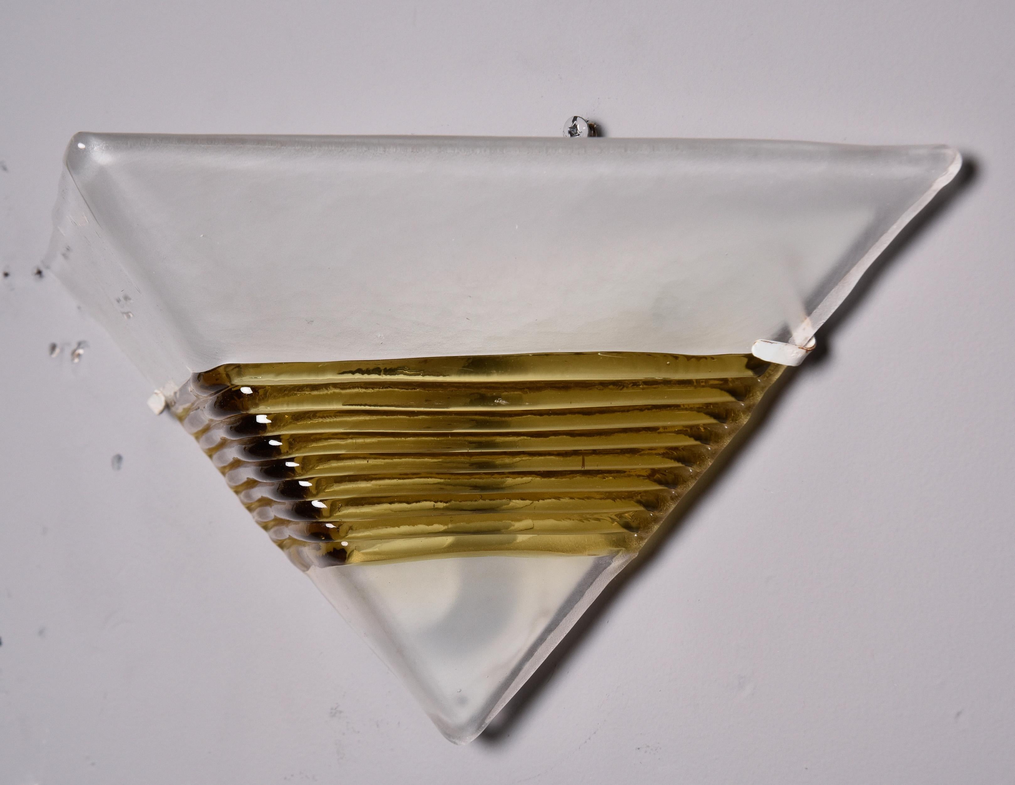 italien Paire d'appliques triangulaires AV Mazzega en verre de Murano blanc avec touches nervurées dorées en vente