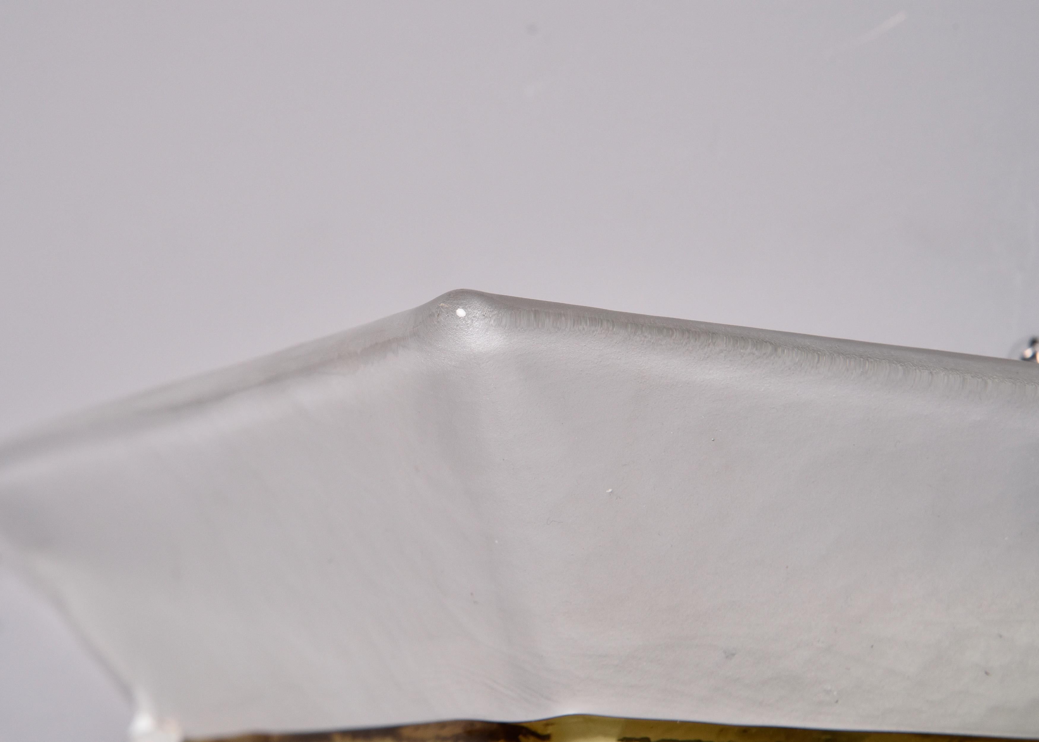 Paar AV Mazzega Dreieckige Weiße Murano Glas Wandleuchten mit Gold gerippt Akzente (20. Jahrhundert) im Angebot