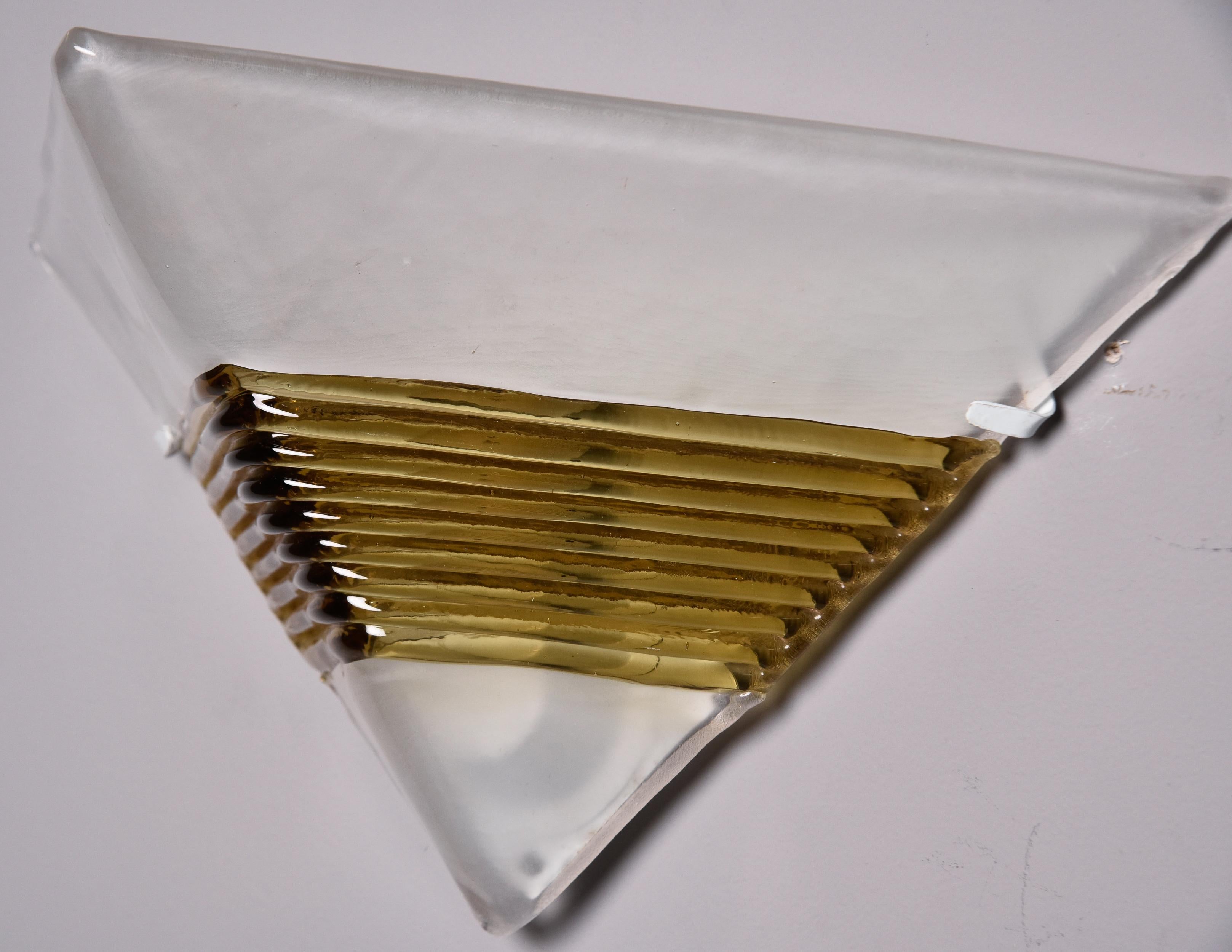 Paire d'appliques triangulaires AV Mazzega en verre de Murano blanc avec touches nervurées dorées en vente 1