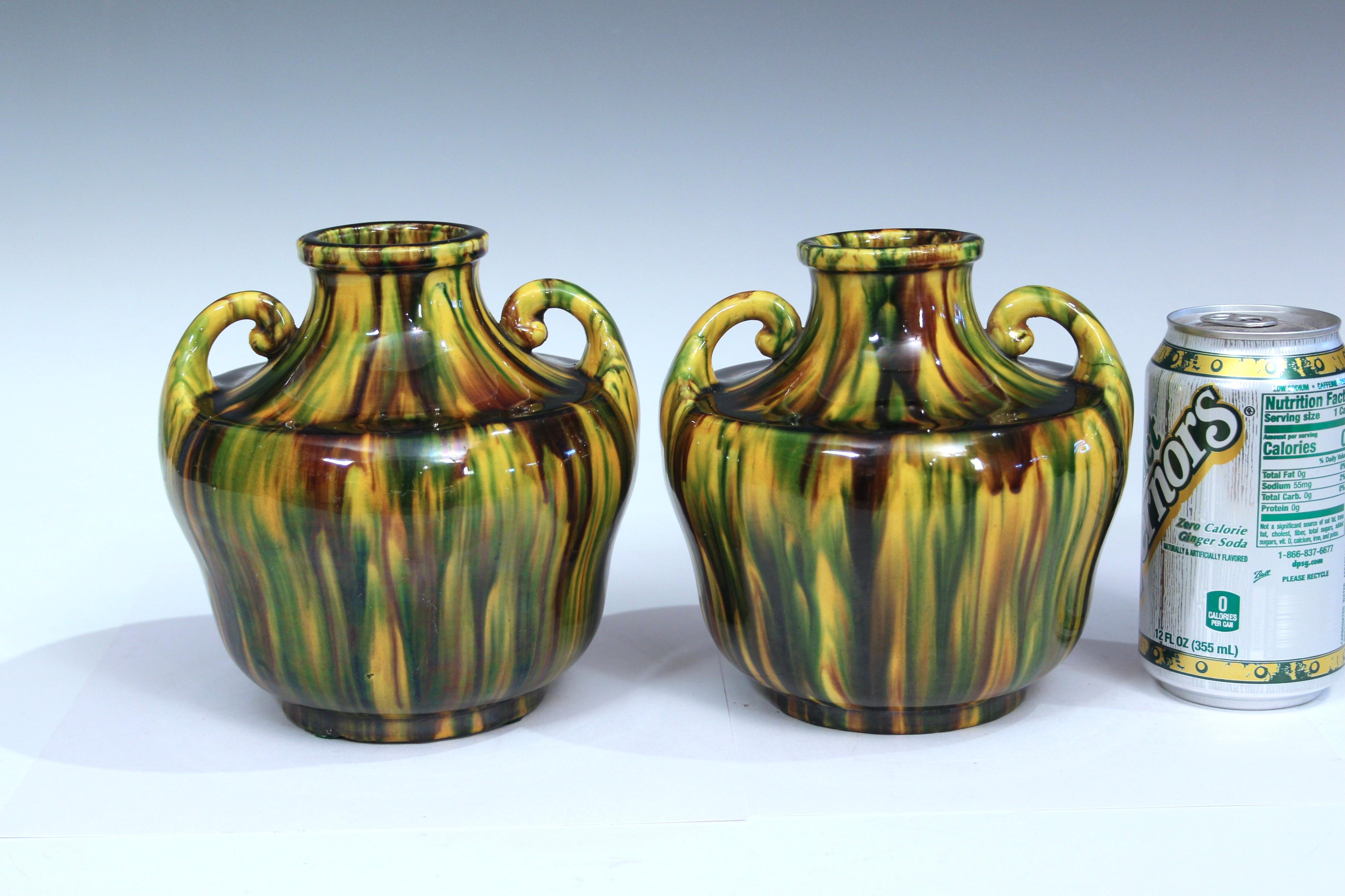 Coppia di vasi d'epoca in ceramica Awaji con smalti flambe giallo brillante, circa 1930. Con la vita leggermente stretta e le piccole maniglie che scendono dalle spalle larghe. Marchi impressi. Altezza 6