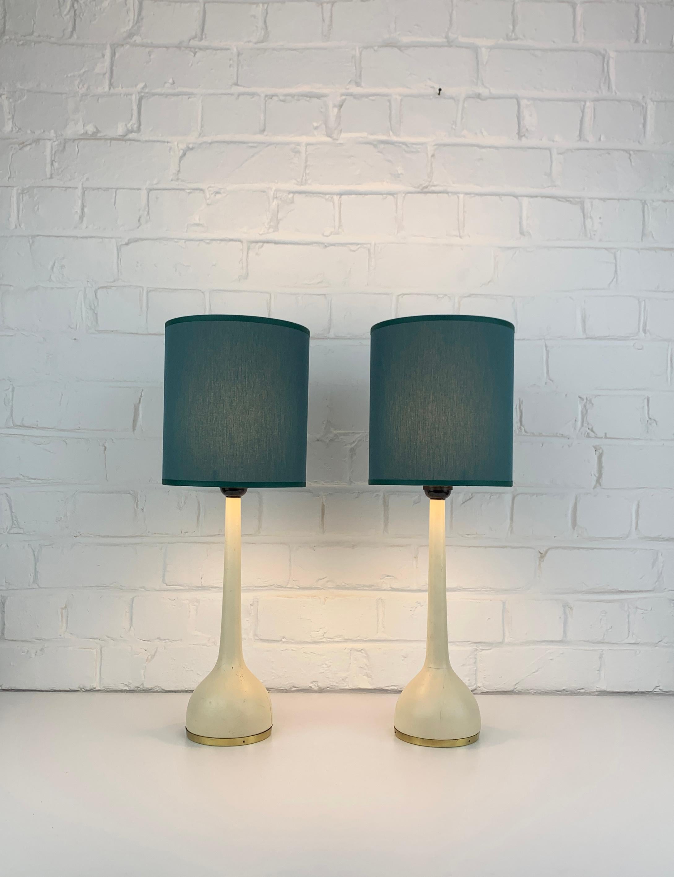 Lámparas de mesa diseñadas en la década de 1960 por Hans-Agne Jakobsson.

Base de madera maciza pintada de blanco (acabado original) con acento de latón. Pantallas nuevas (diámetro 20 cm, altura 18 cm).

Fabricado por AB Markaryd en Suecia,