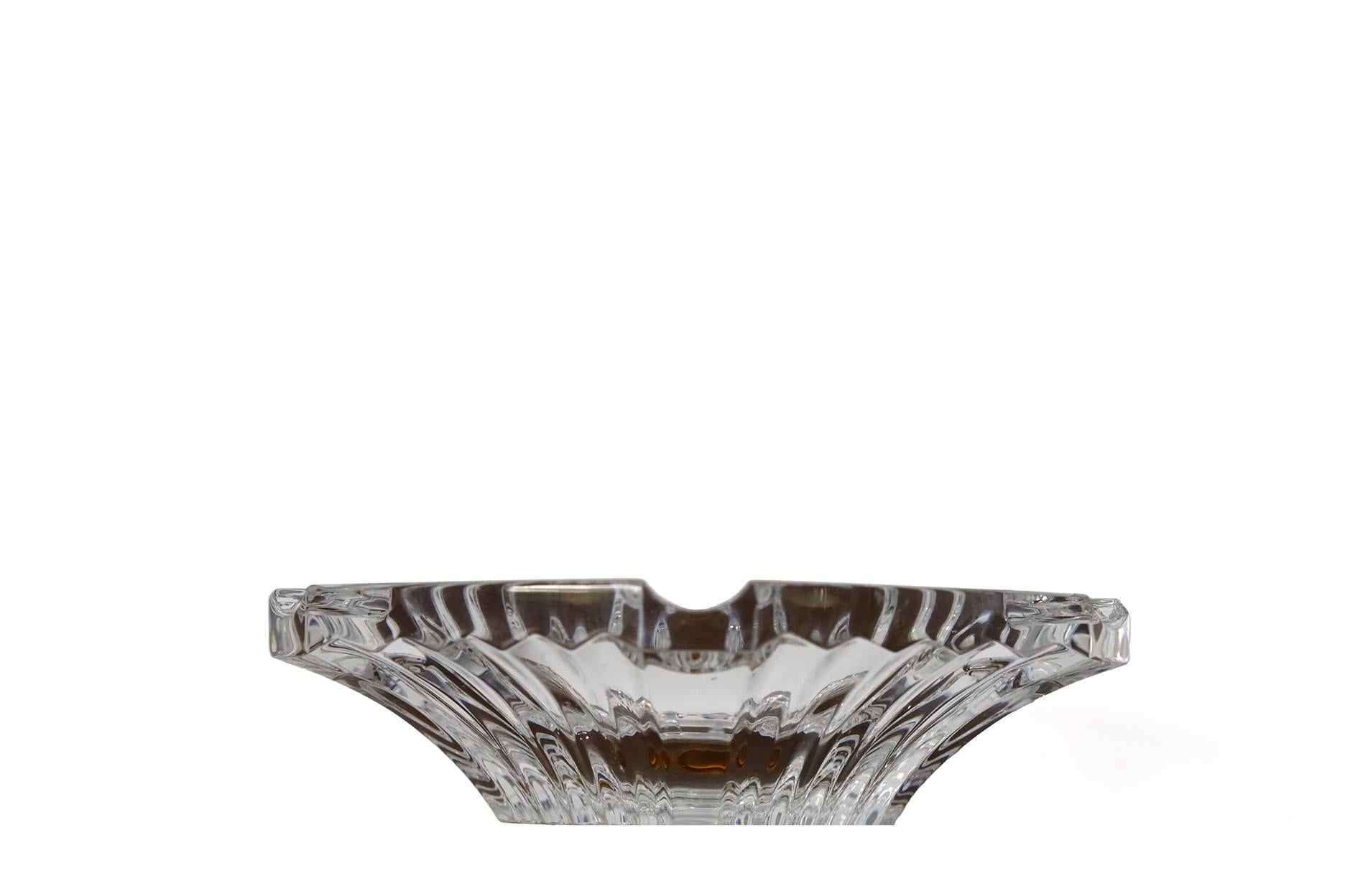 Se trata de un extravío original de Baccarat en excelente estado. Como nueva.
Diseño atemporal y la mejor calidad.