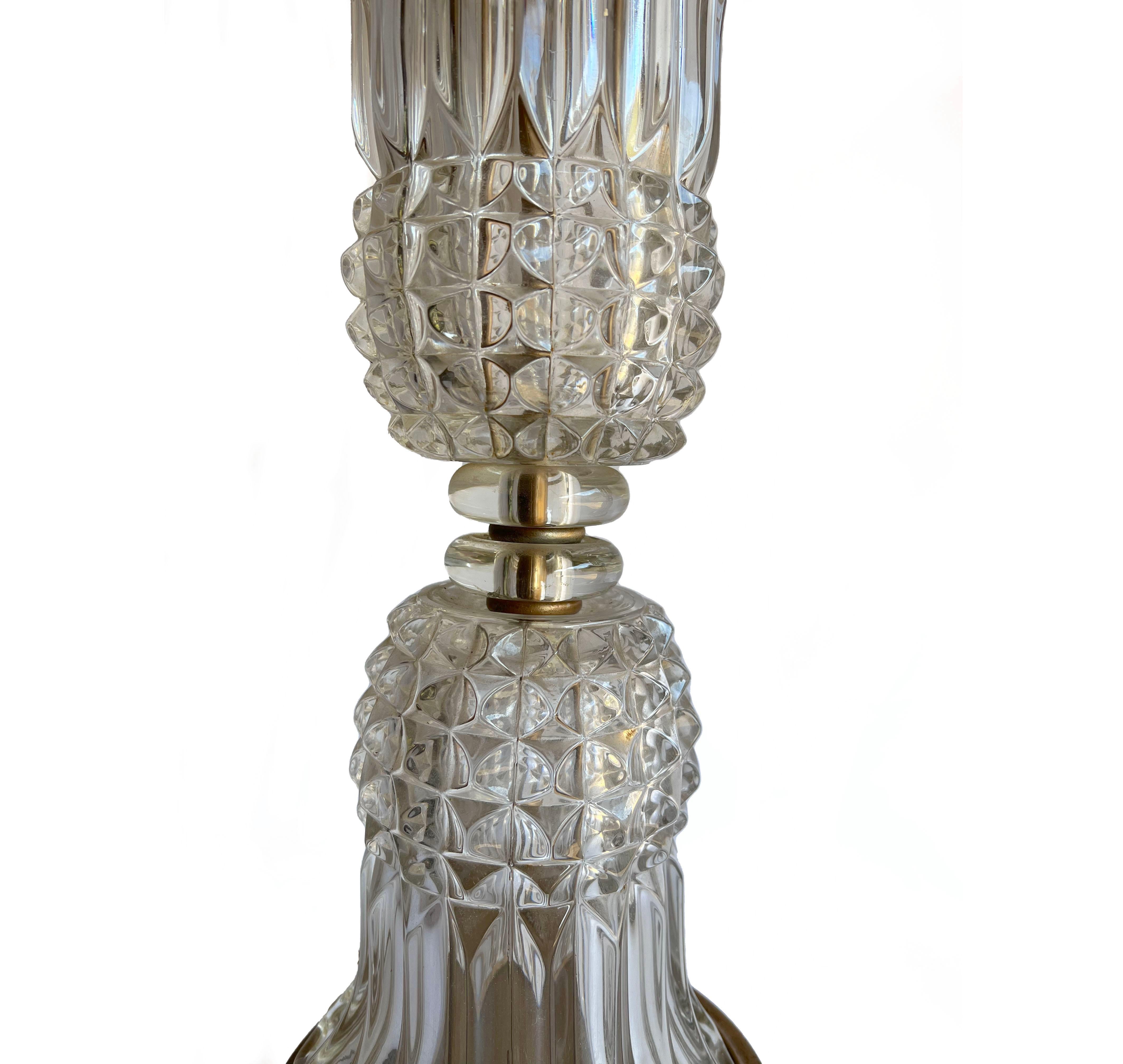 Hollywood Regency Paire de lampes de bureau de style Baccarat en verre moulé du milieu du 20e siècle à restaurer en vente