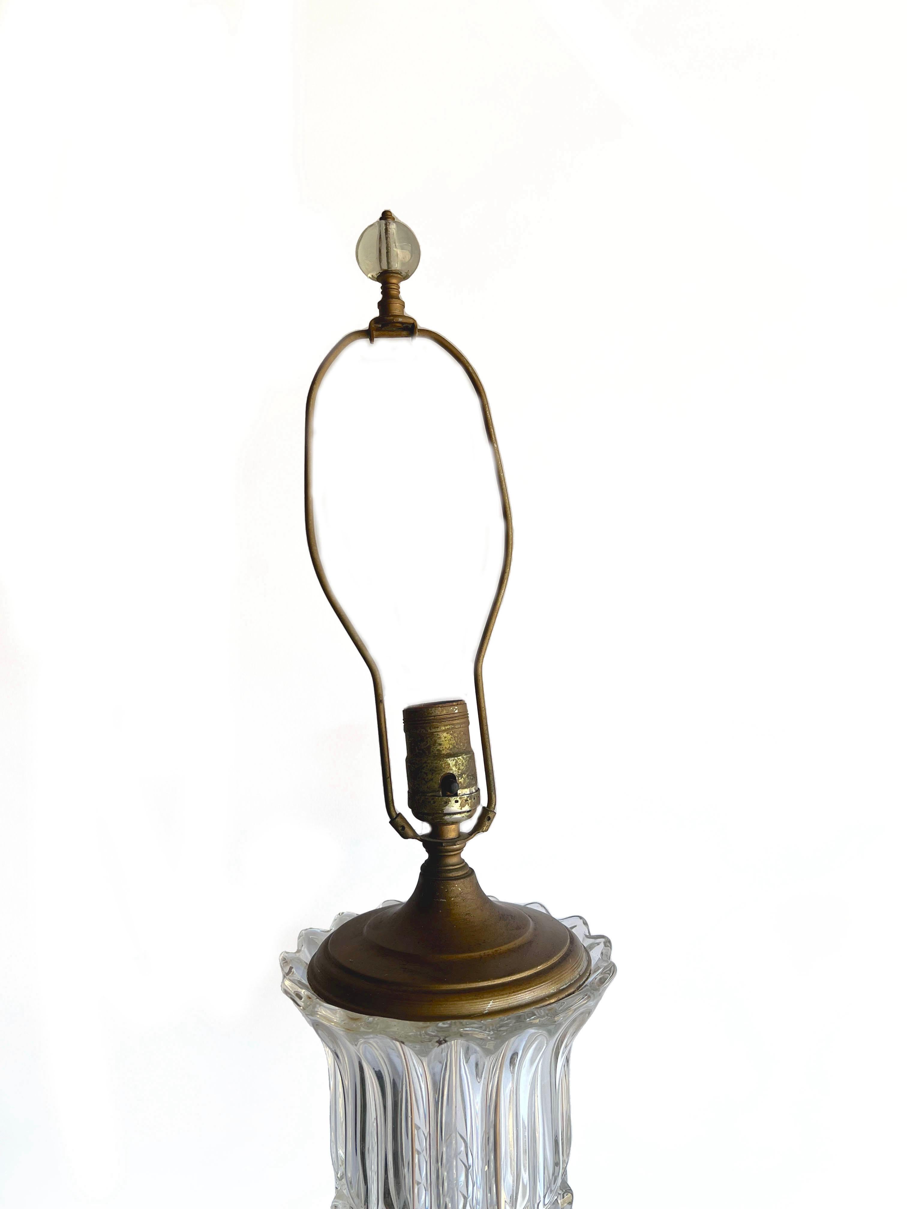 Inconnu Paire de lampes de bureau de style Baccarat en verre moulé du milieu du 20e siècle à restaurer en vente