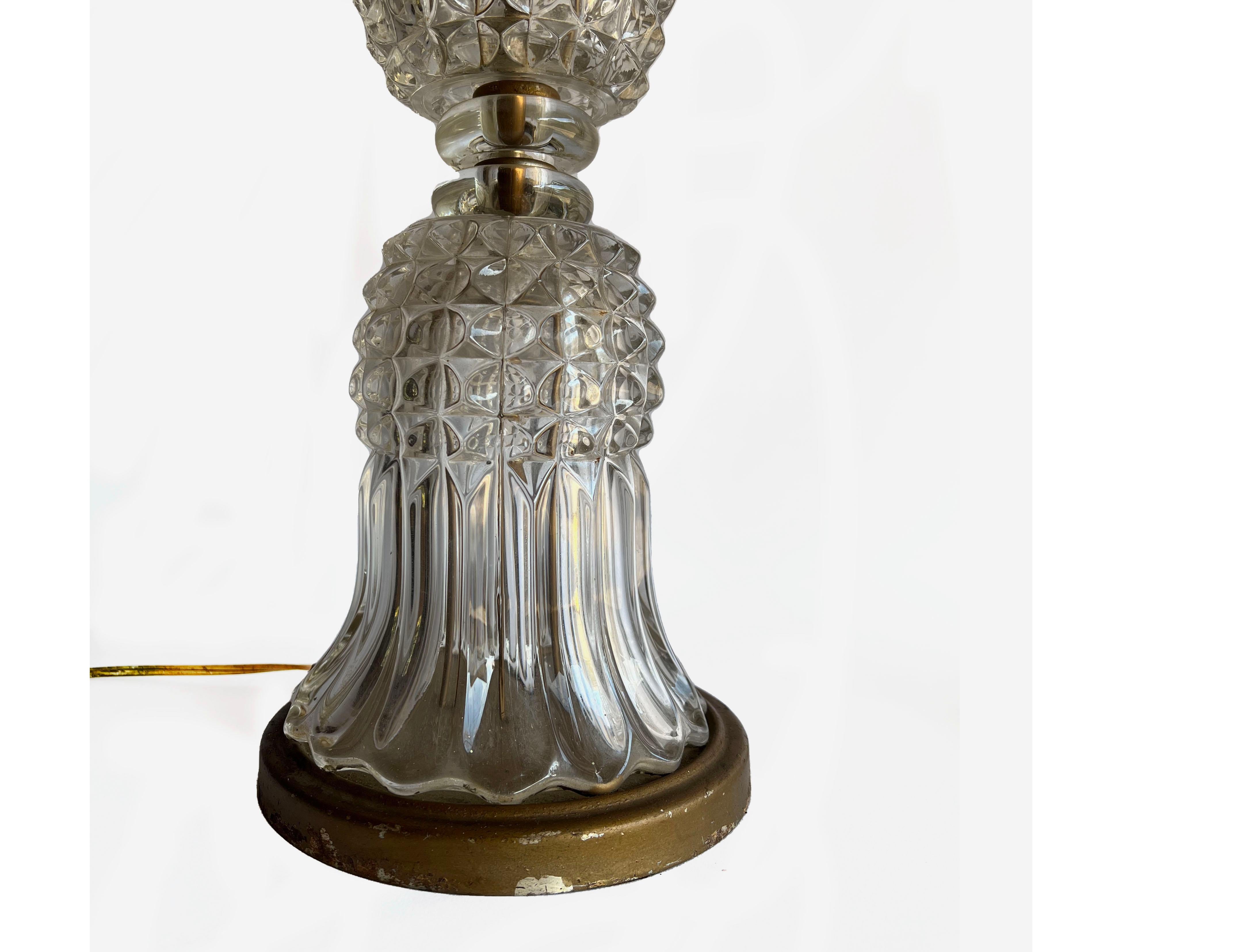 Moulé Paire de lampes de bureau de style Baccarat en verre moulé du milieu du 20e siècle à restaurer en vente