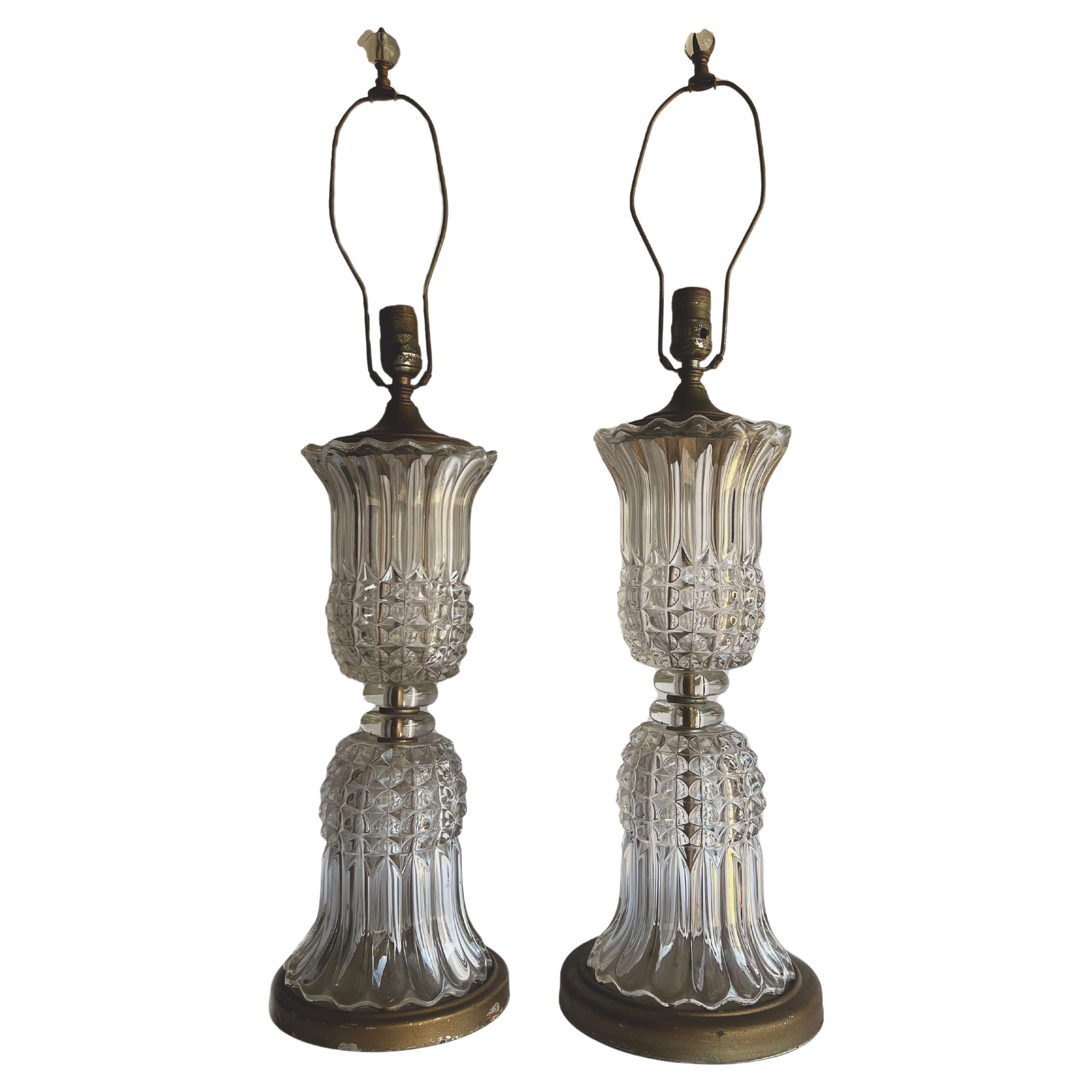 Paire de lampes de bureau de style Baccarat en verre moulé du milieu du 20e siècle à restaurer en vente
