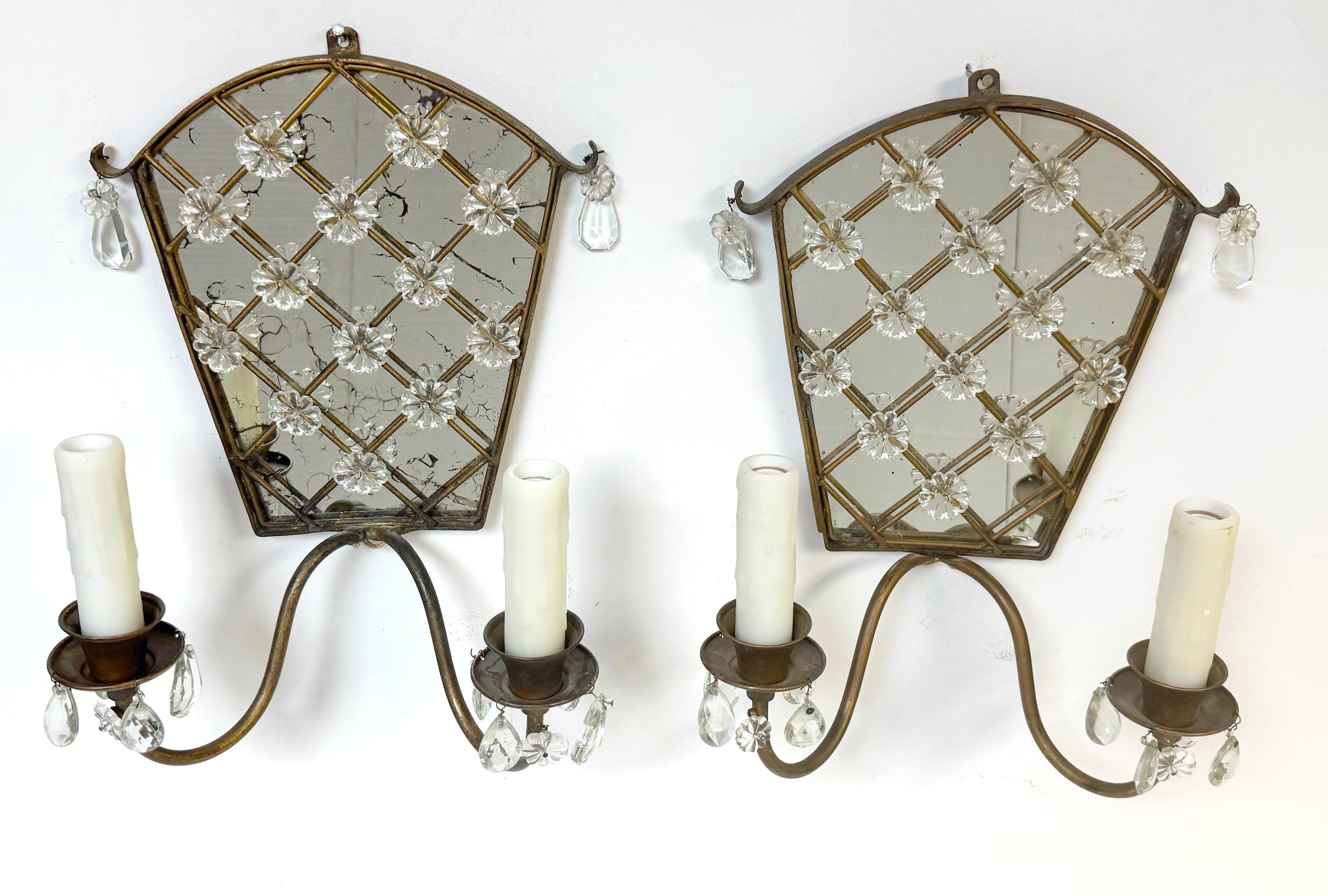 Paire d'appliques murales à 2 lumières Pagode Treillis en laiton et miroir de la Maison Baguès, France, années 1950

Cette paire d'appliques murales à 2 lumières en laiton miroité, fabriquée en France vers les années 1950, dégage une élégance et une
