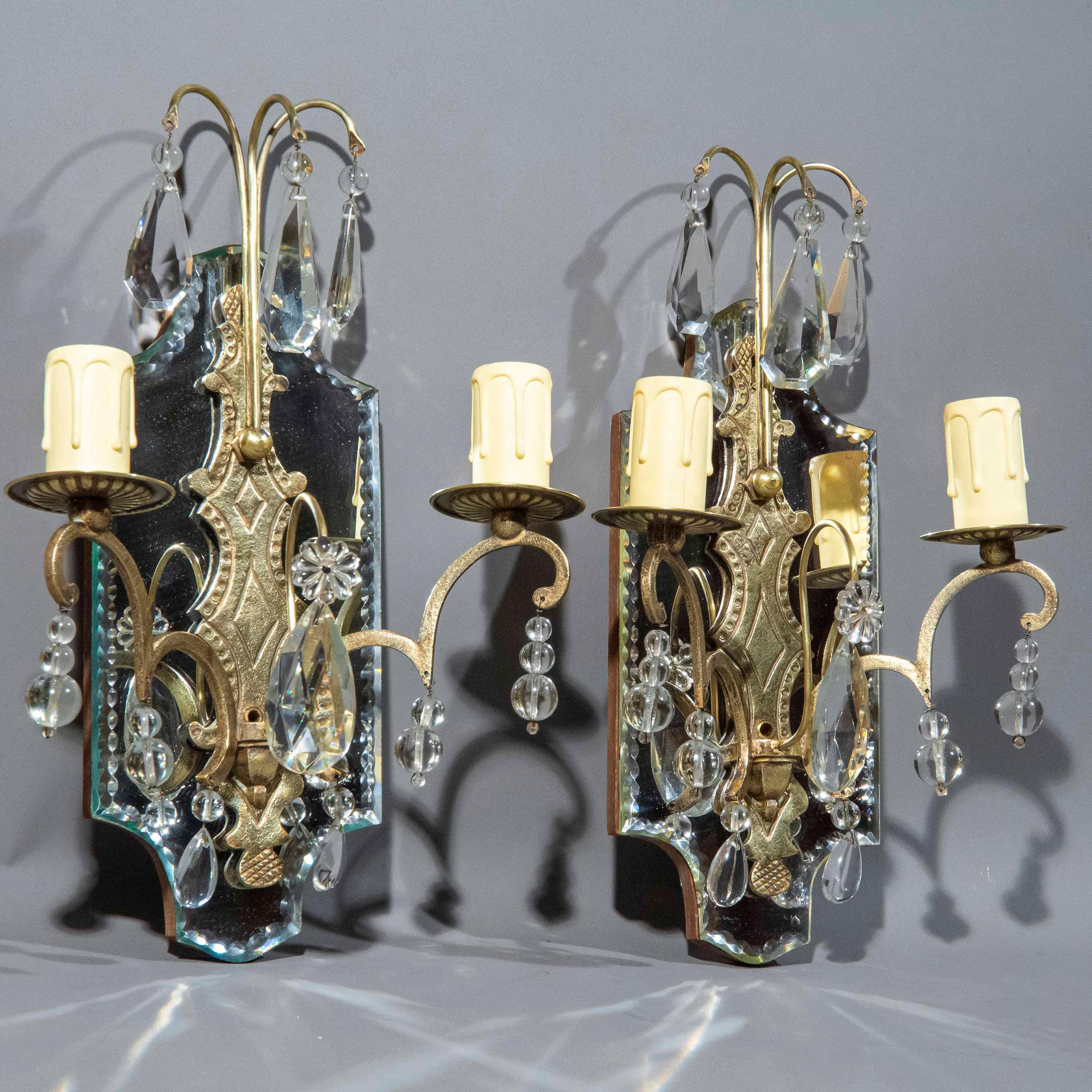 Paar Baguès Wandleuchter aus gespiegelter Bronze mit 2 Lichtern, Frankreich, 1950er Jahre (Europäisch) im Angebot