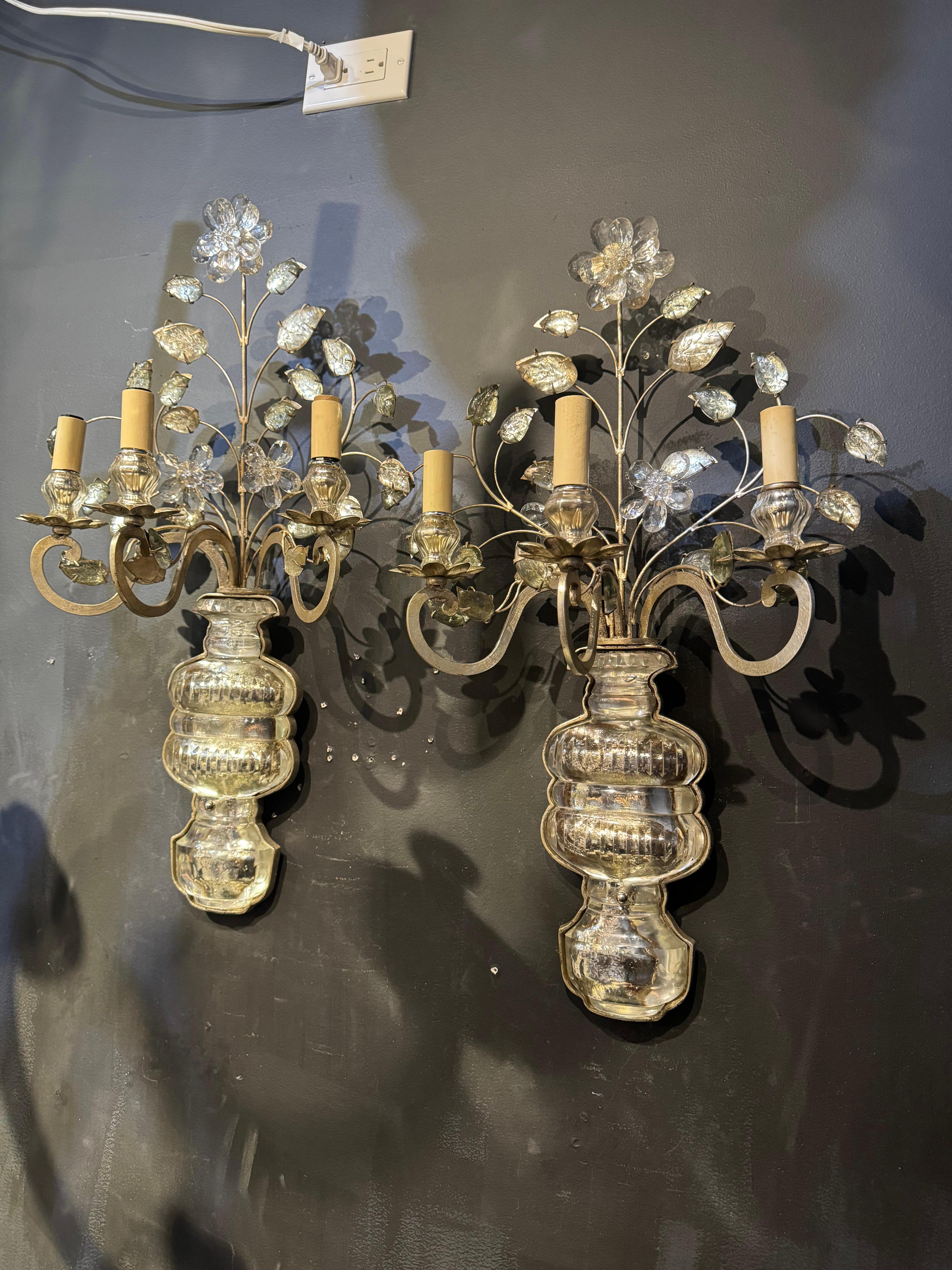  coppia di applique a 3 luci Bagues francesi degli anni '30 circa con finitura in foglia d'argento e grande piedistallo in cristallo. 