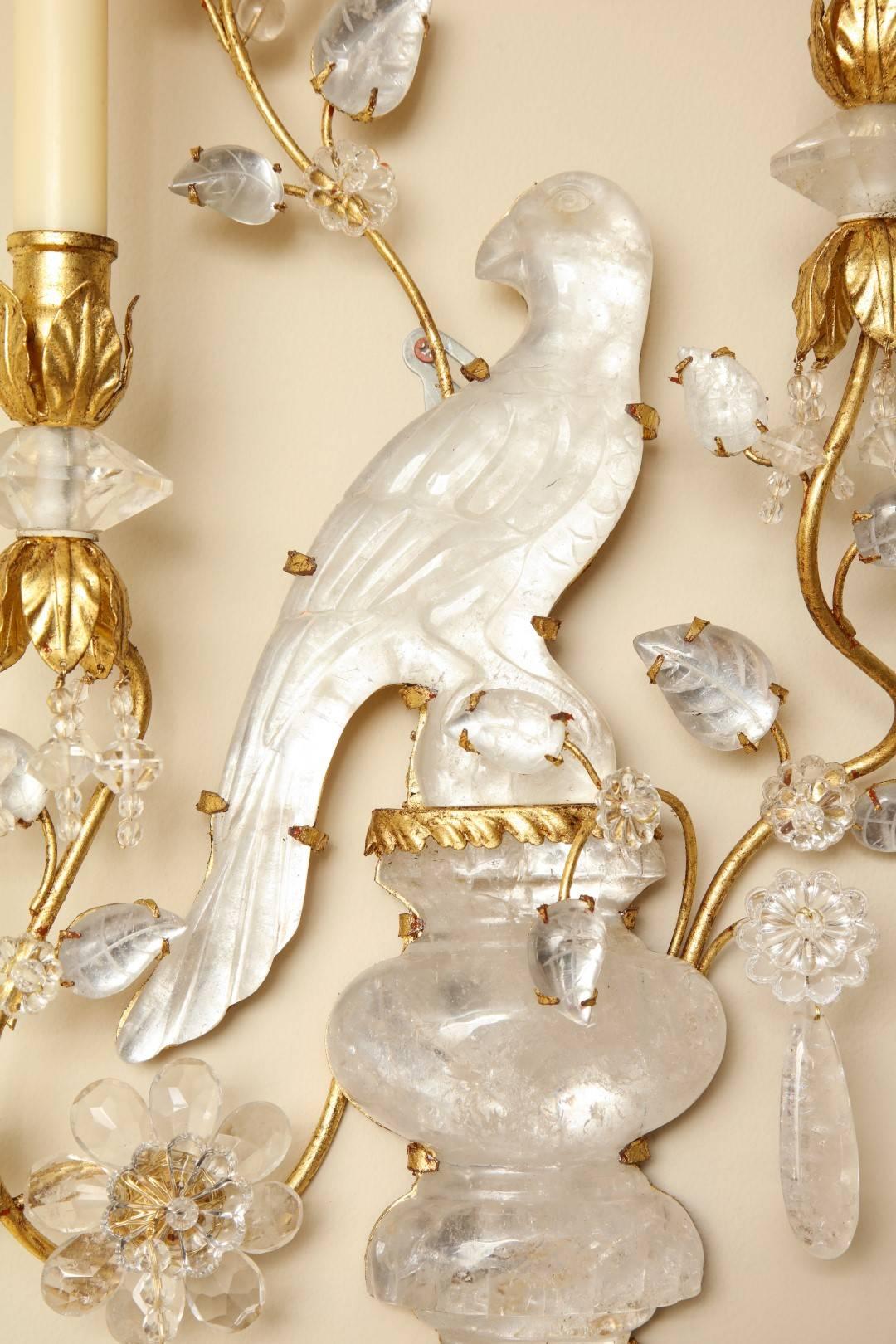 Doré Paire d'appliques à deux lumières en cristal de roche de style Bagues en vente