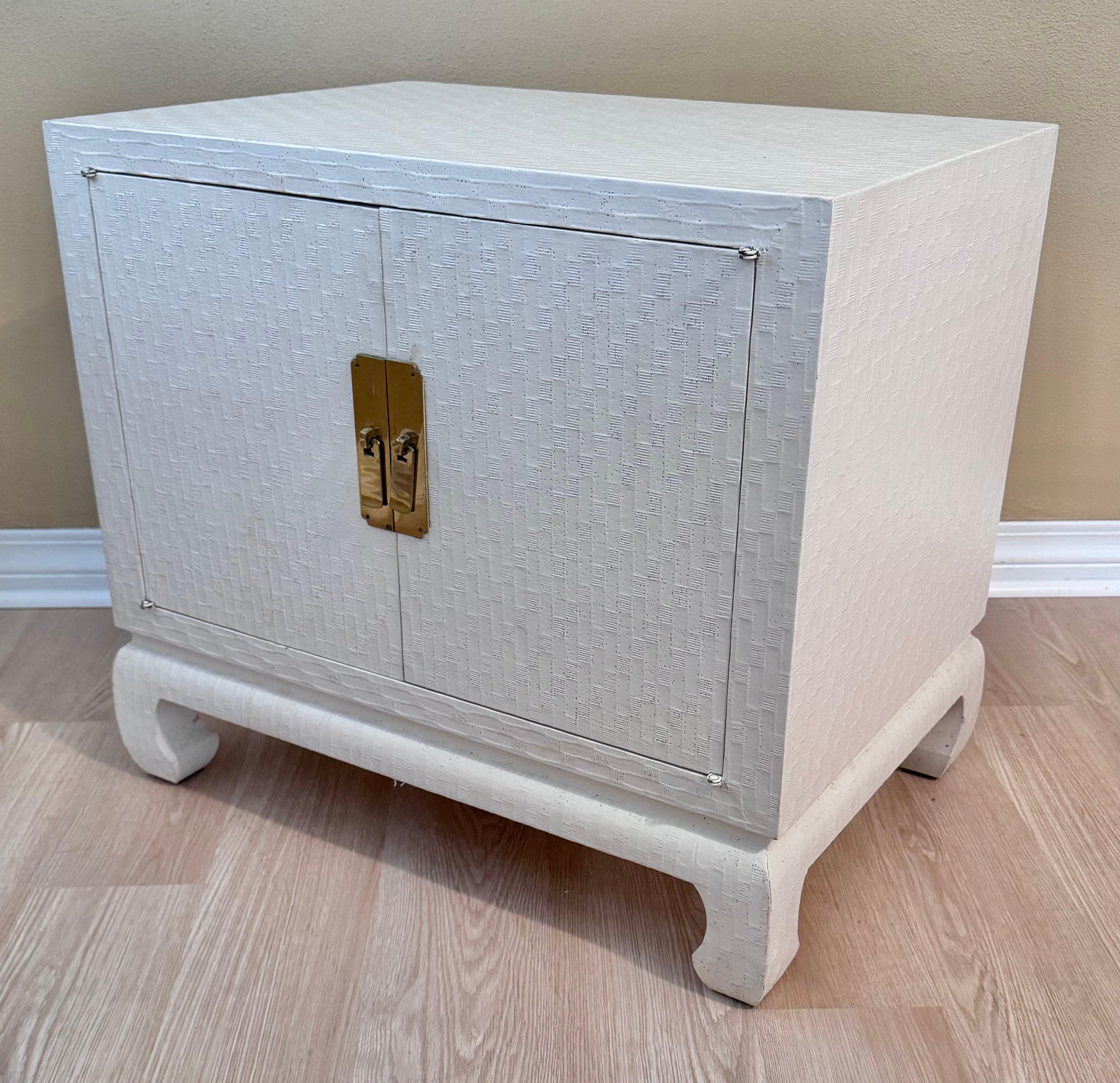 Pair Baker Asian Modern Mid Century Grass Cloth Cream Lacquer Raffia Nightstands For Sale 3