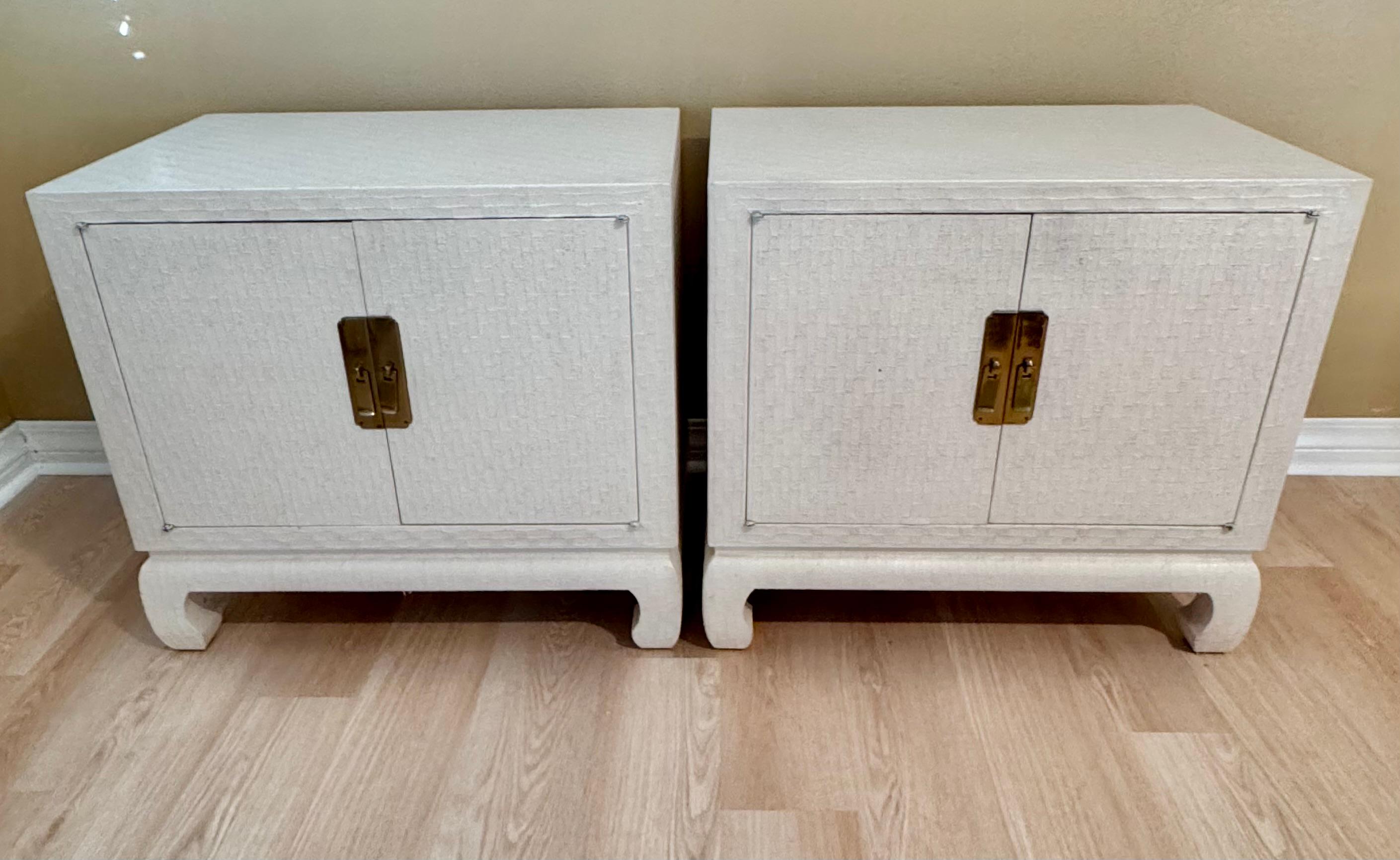 Hollywood Regency Pair Baker Asian Modern Mid Century Grass Cloth Cream Lacquer Raffia Nightstands For Sale
