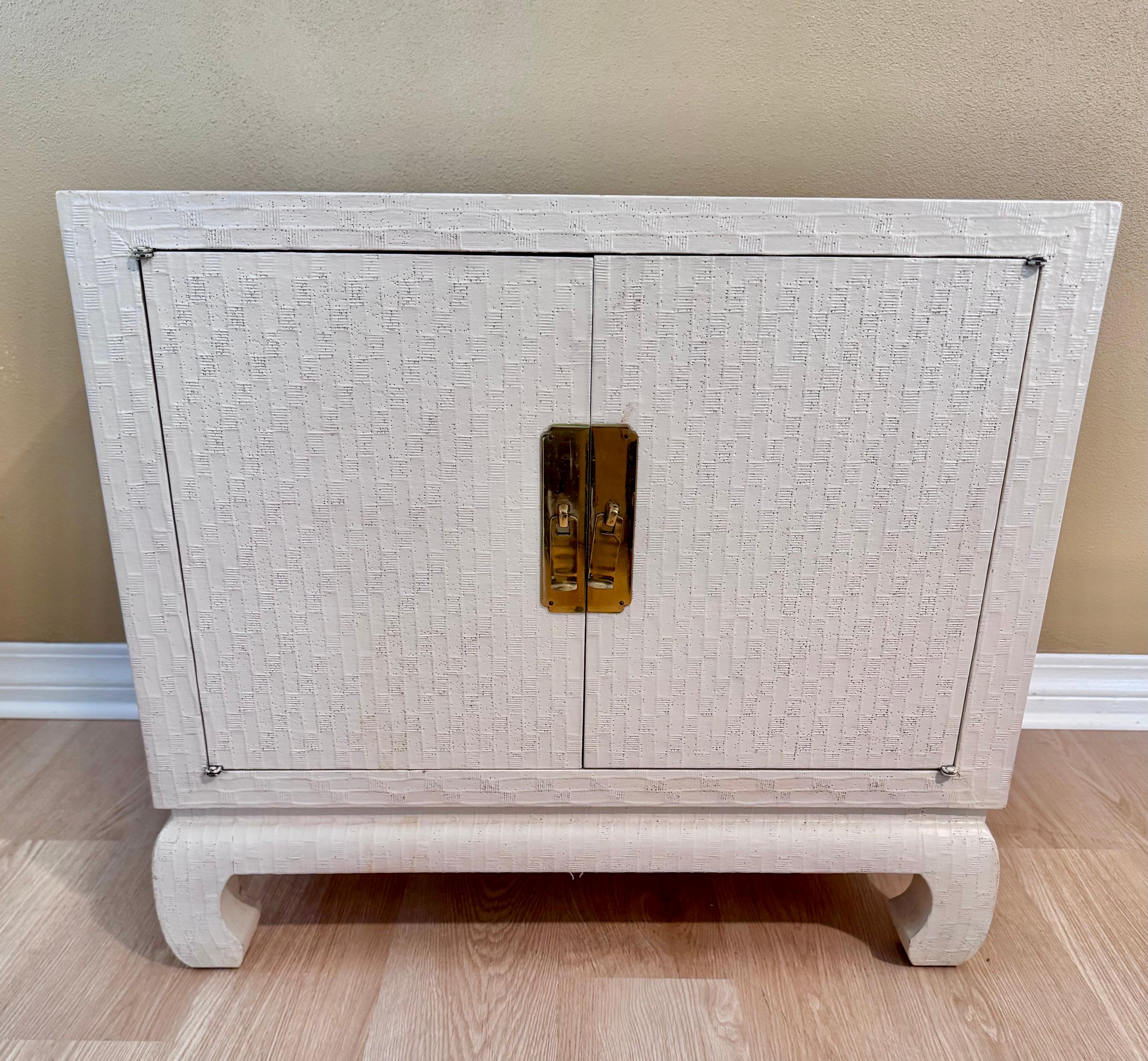 American Pair Baker Asian Modern Mid Century Grass Cloth Cream Lacquer Raffia Nightstands For Sale
