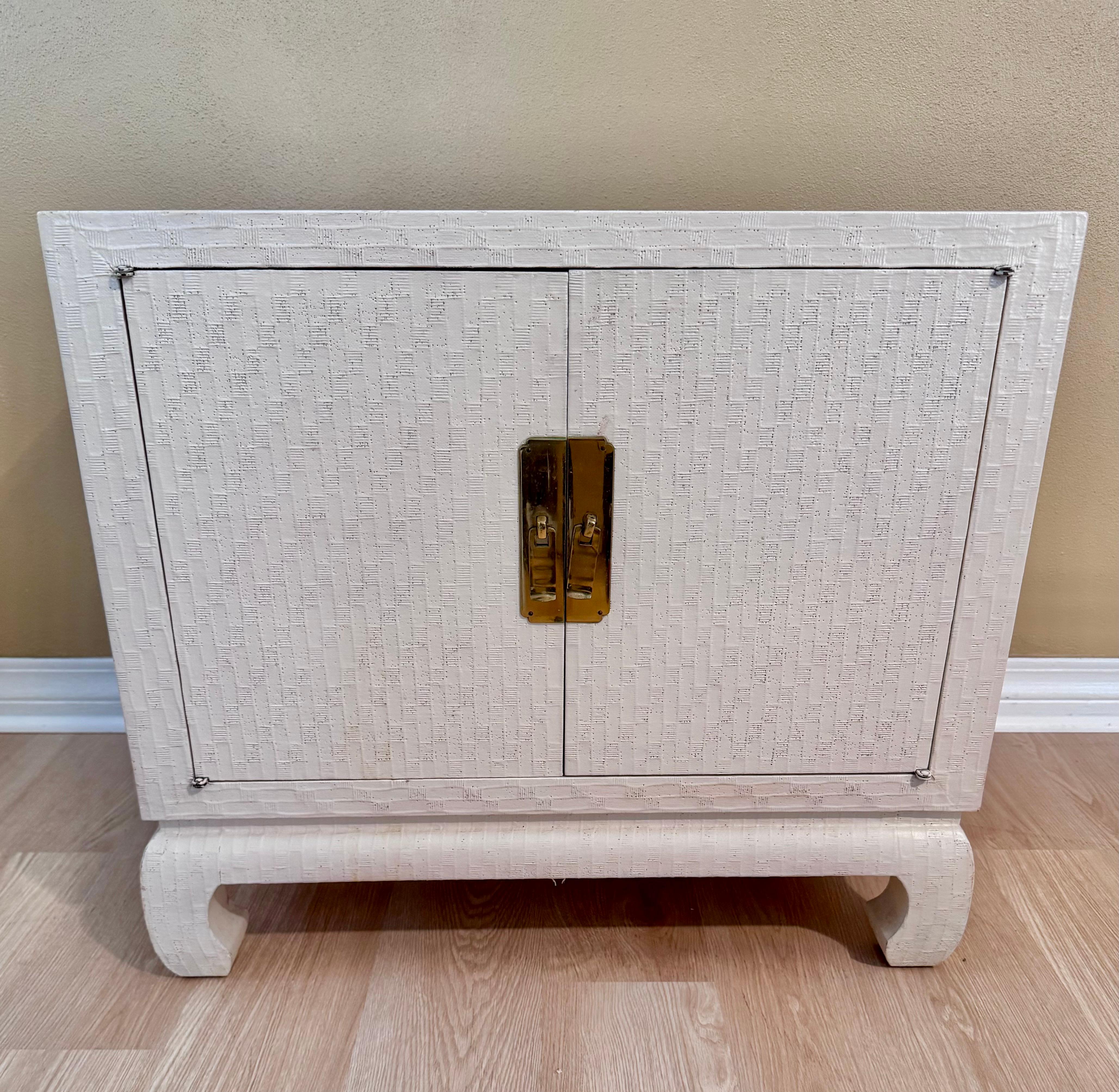 Pair Baker Asian Modern Mid Century Grass Cloth Cream Lacquer Raffia Nightstands In Good Condition For Sale In Bradenton, FL